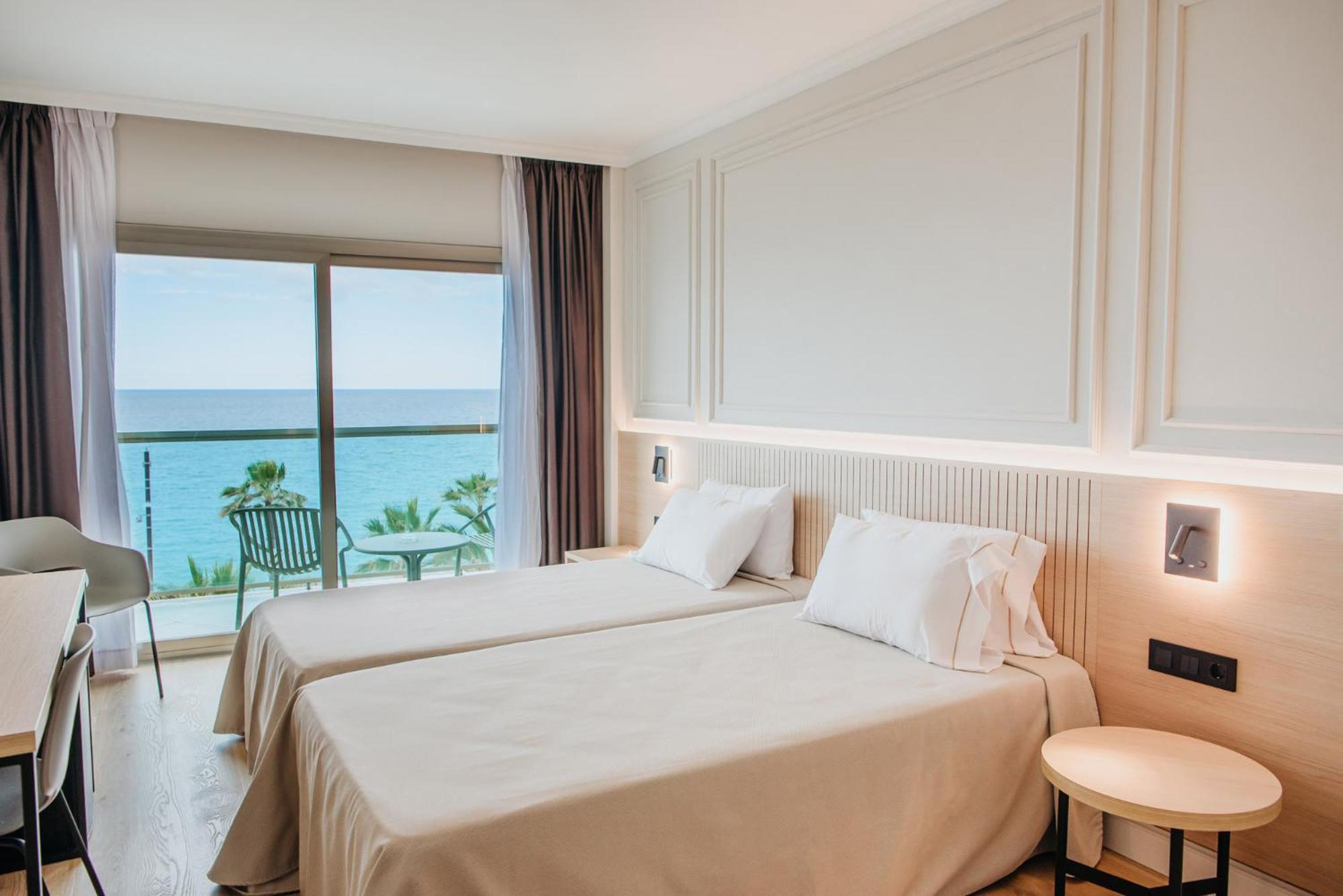 Standard Twin Room with Sea View - Photo 1