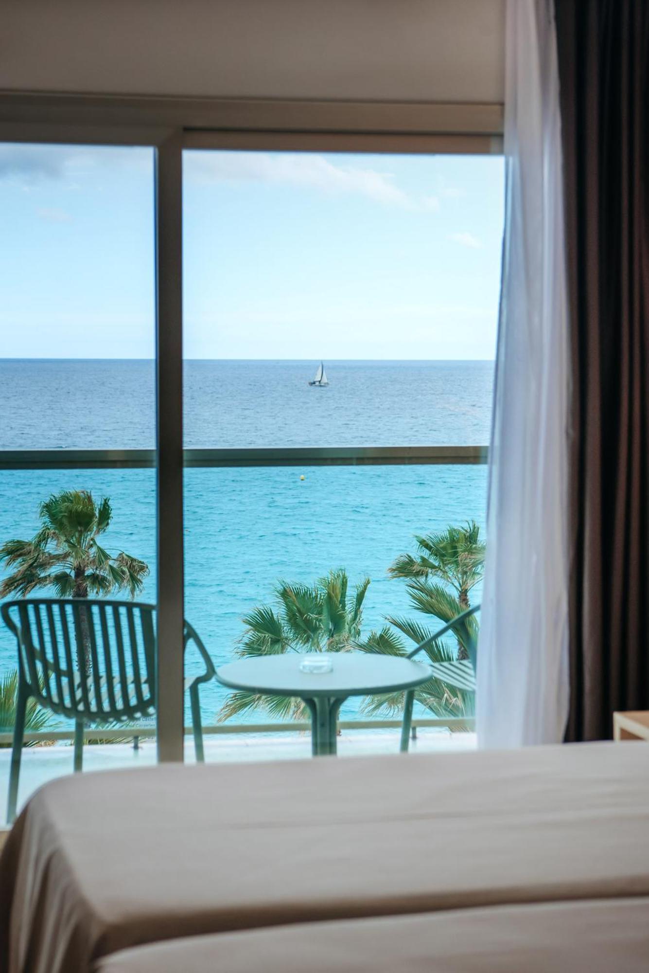 Standard Twin Room with Sea View - Photo 3