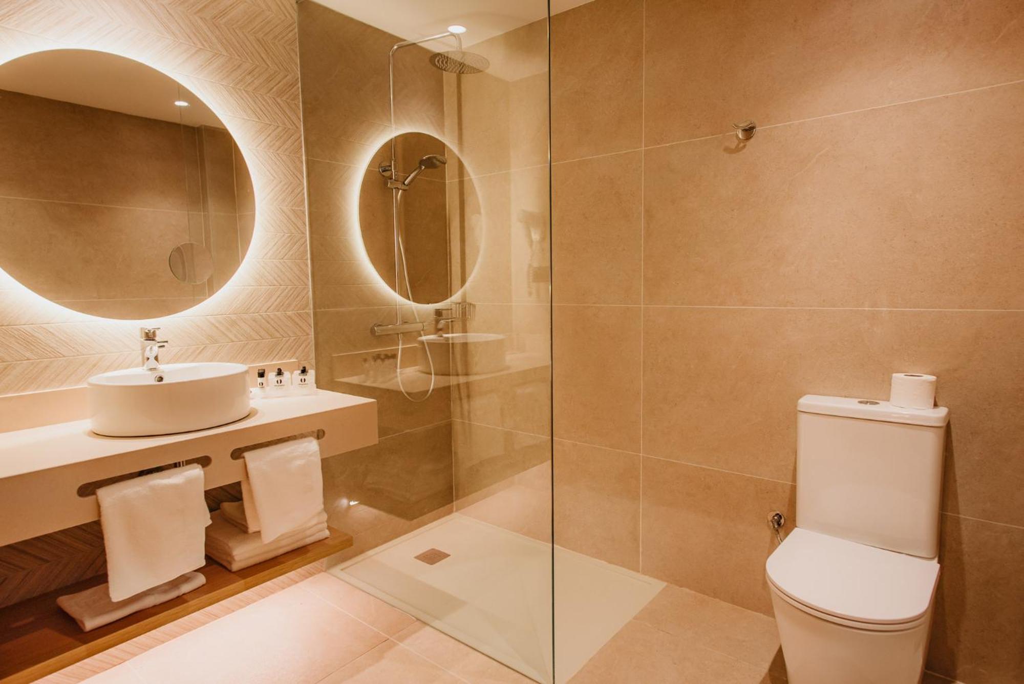 Standard Twin Room with Sea View - Photo 4