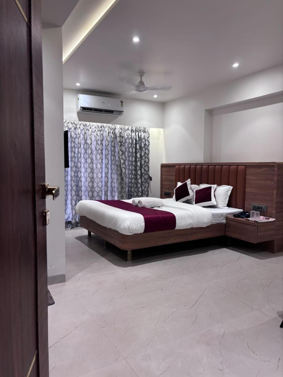Deluxe Room - Photo 12