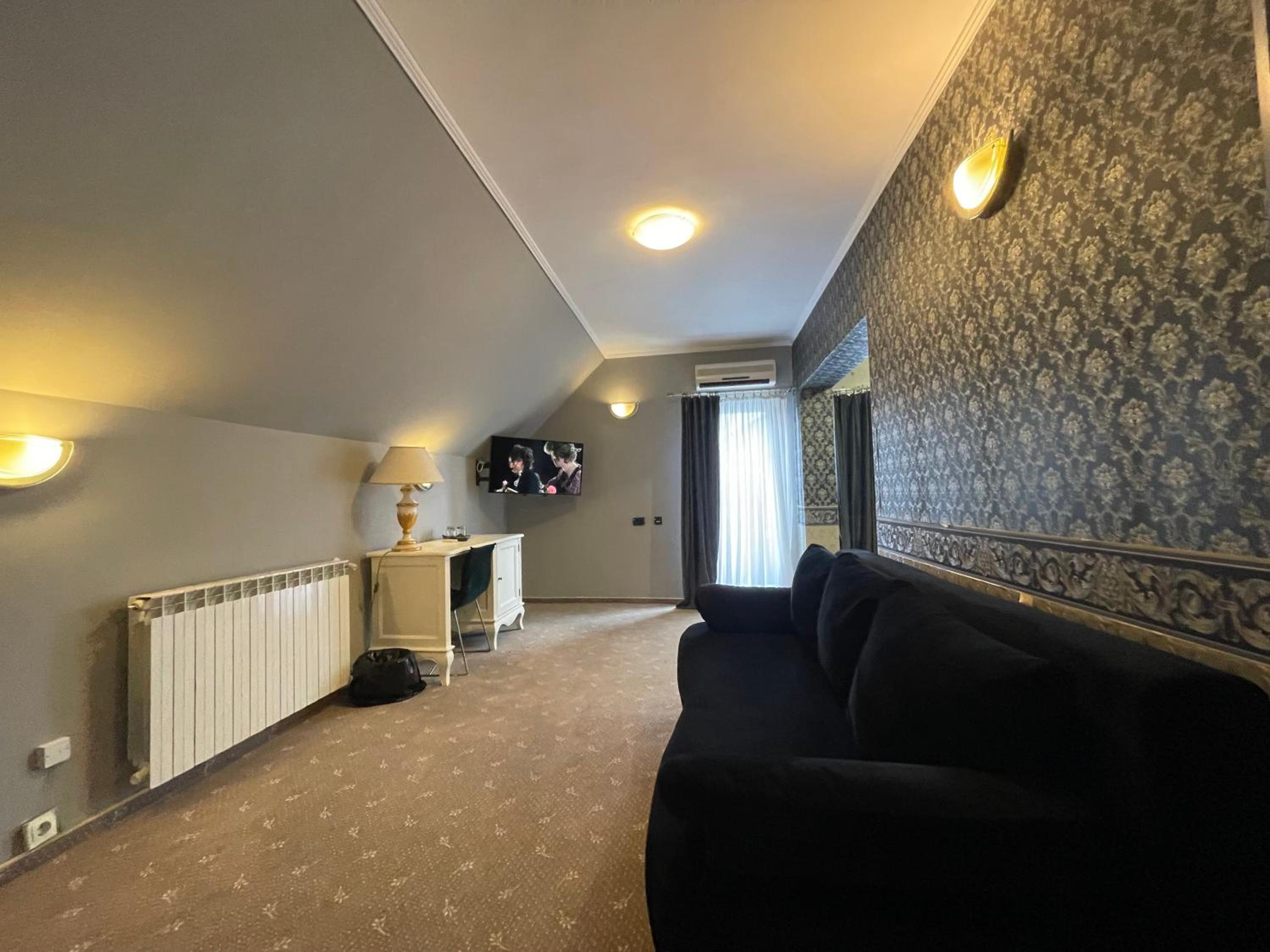Deluxe Junior Suite photo 3