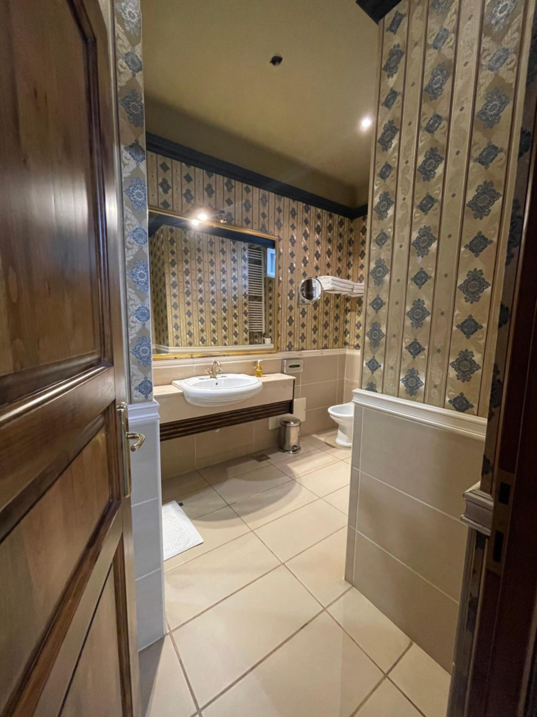 Deluxe Junior Suite photo 2
