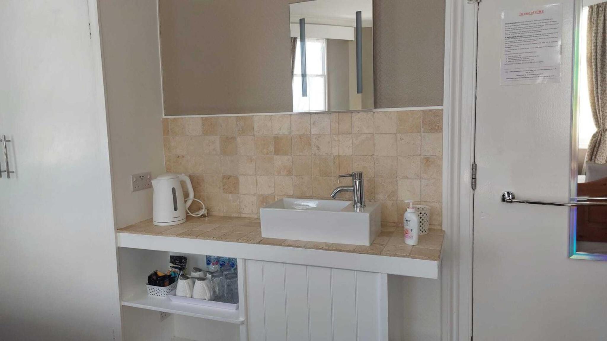 Quadruple Room with Private Bathroom photo 3
