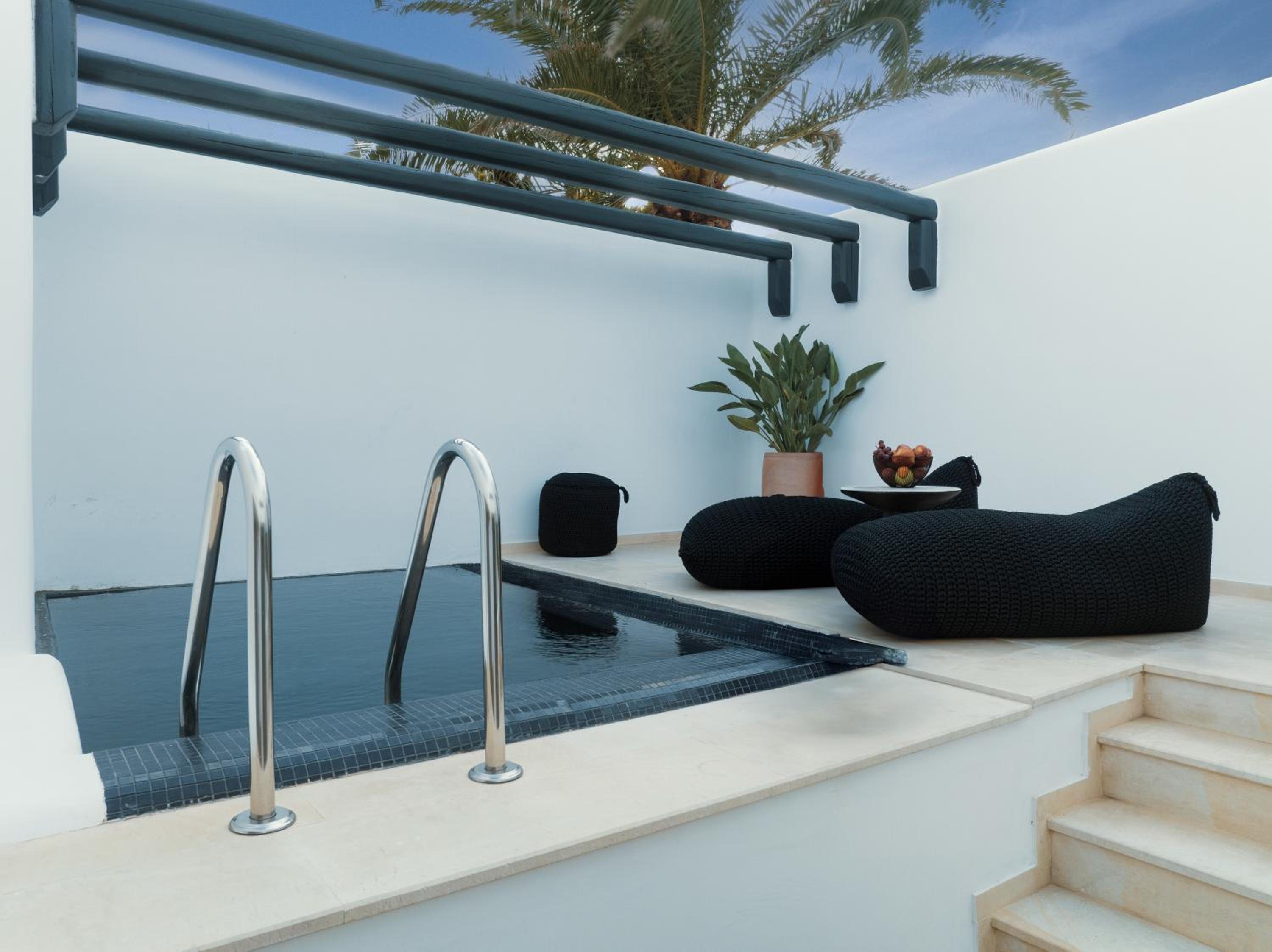 Friends & Family 2 Bedroom Suite Private Pool photo 3