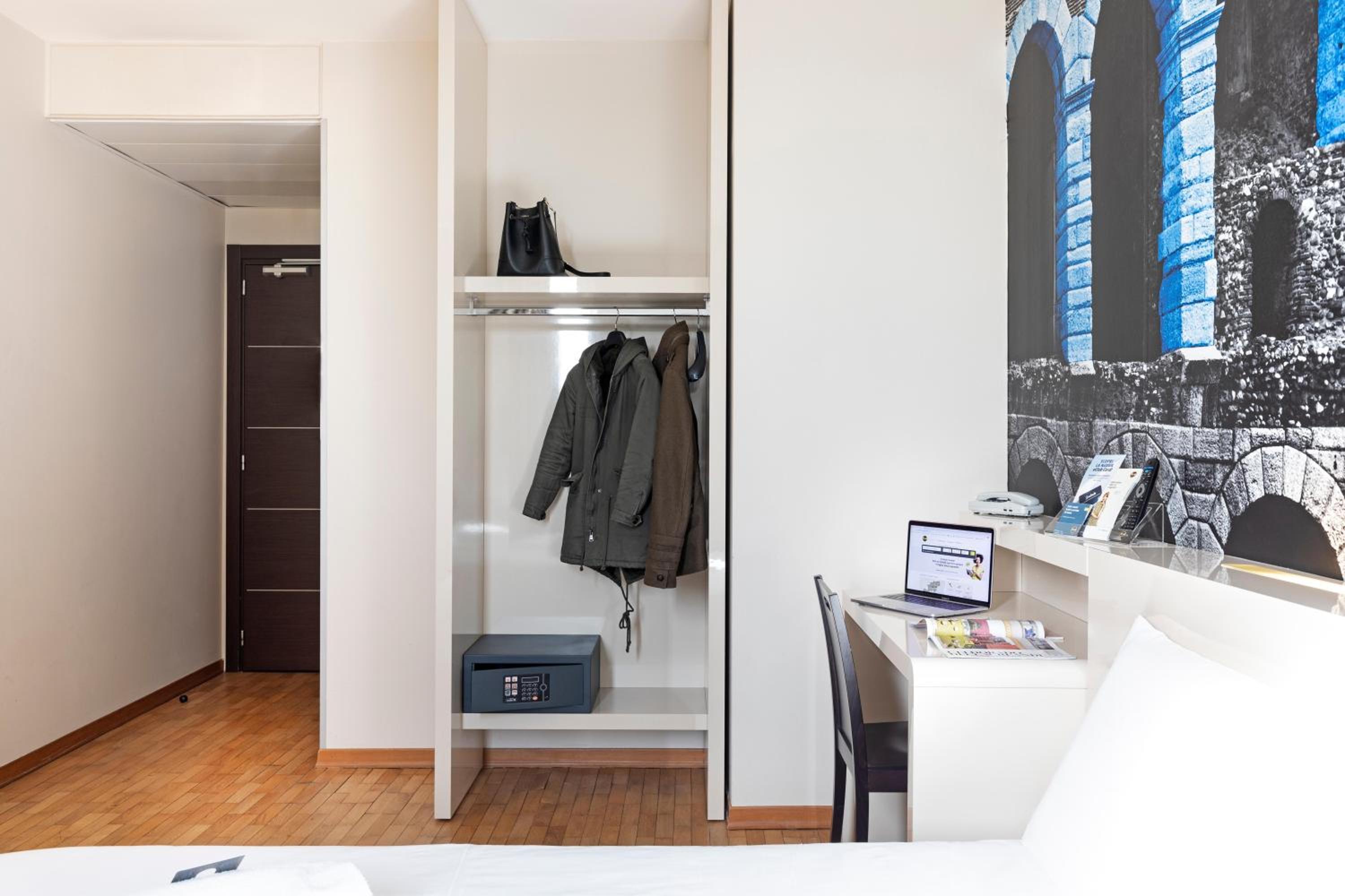 Twin Room - Photo 1
