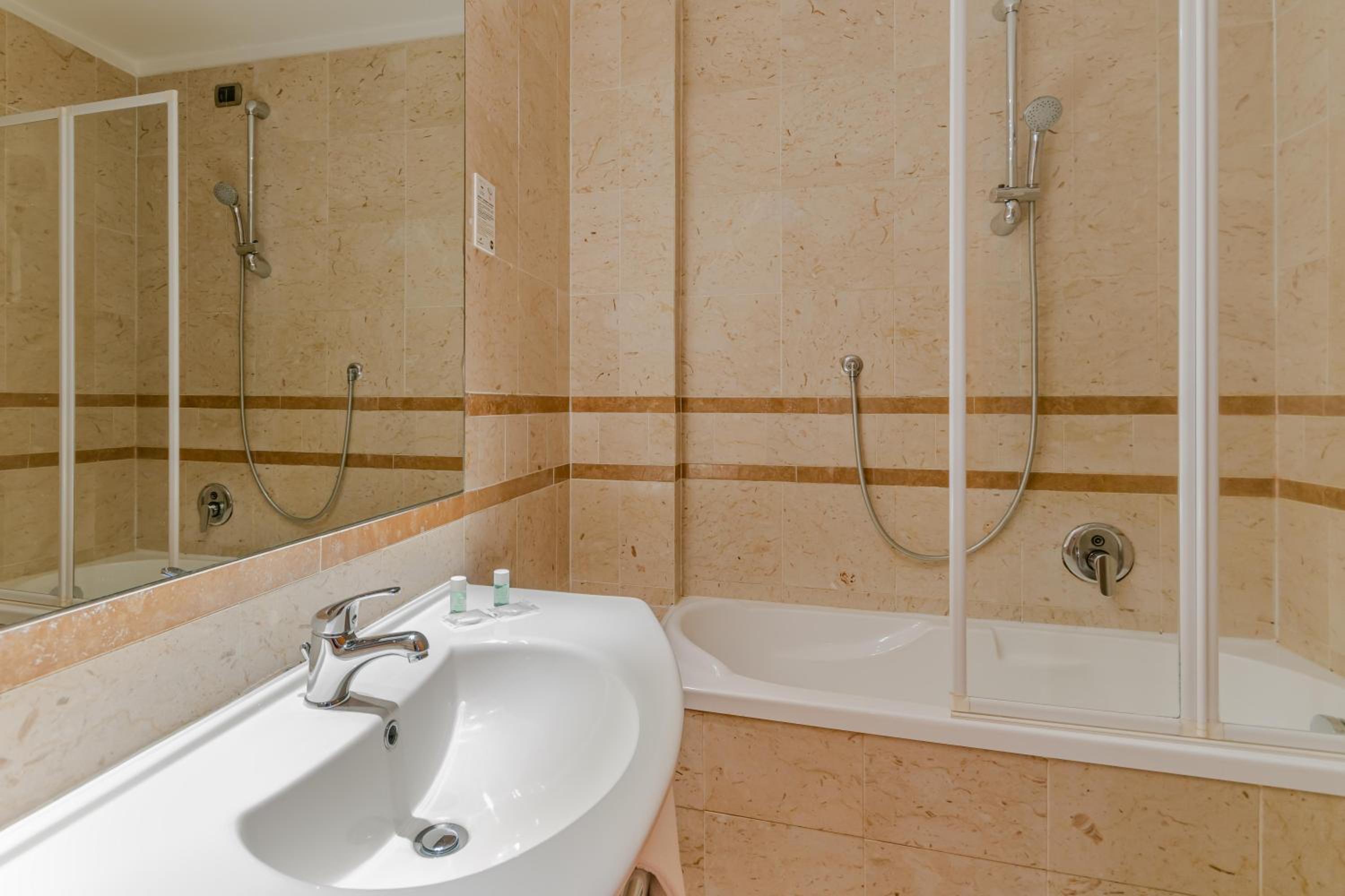 Double Room - Photo 5