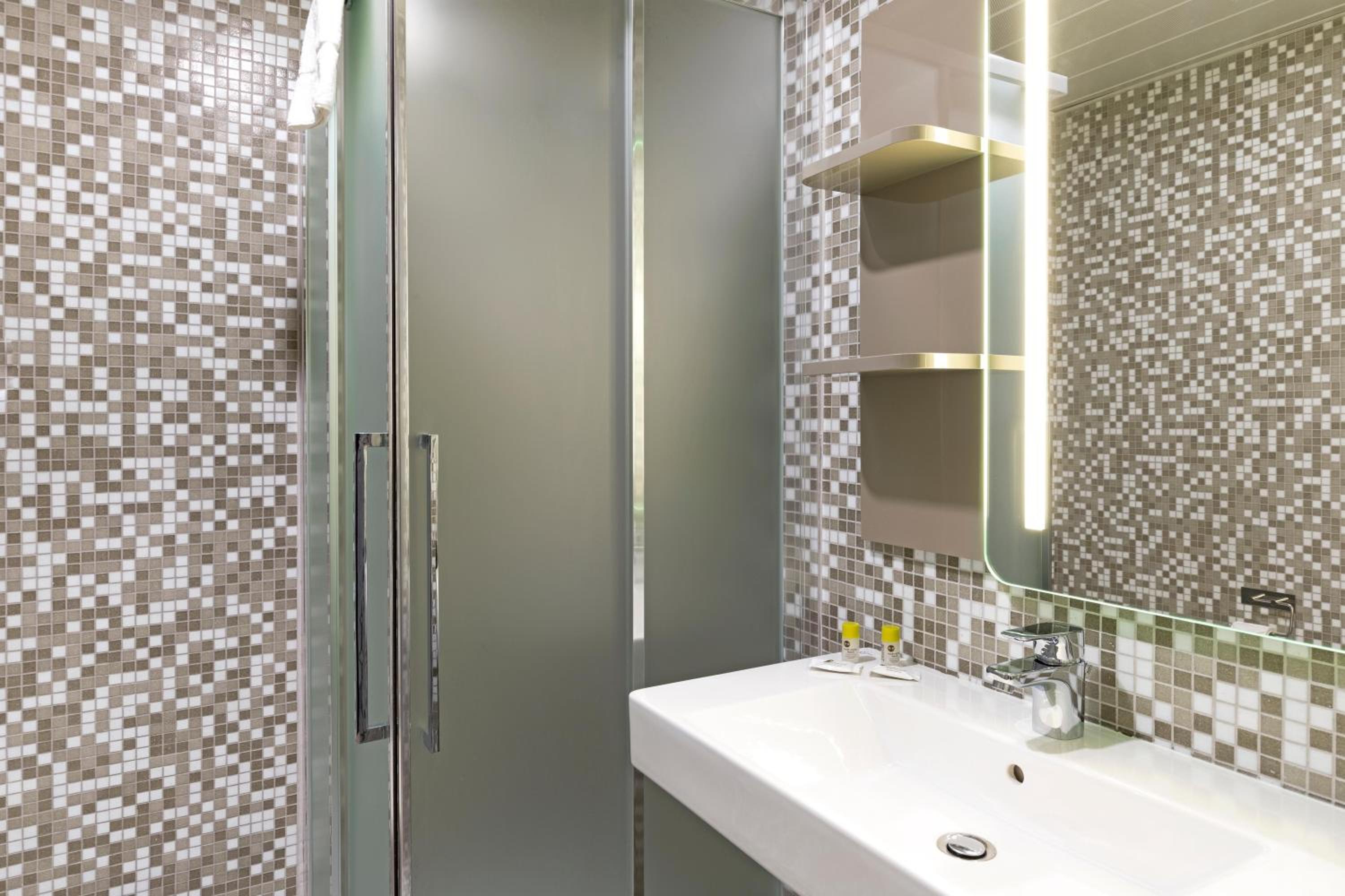 Superior Twin Room - Photo 8