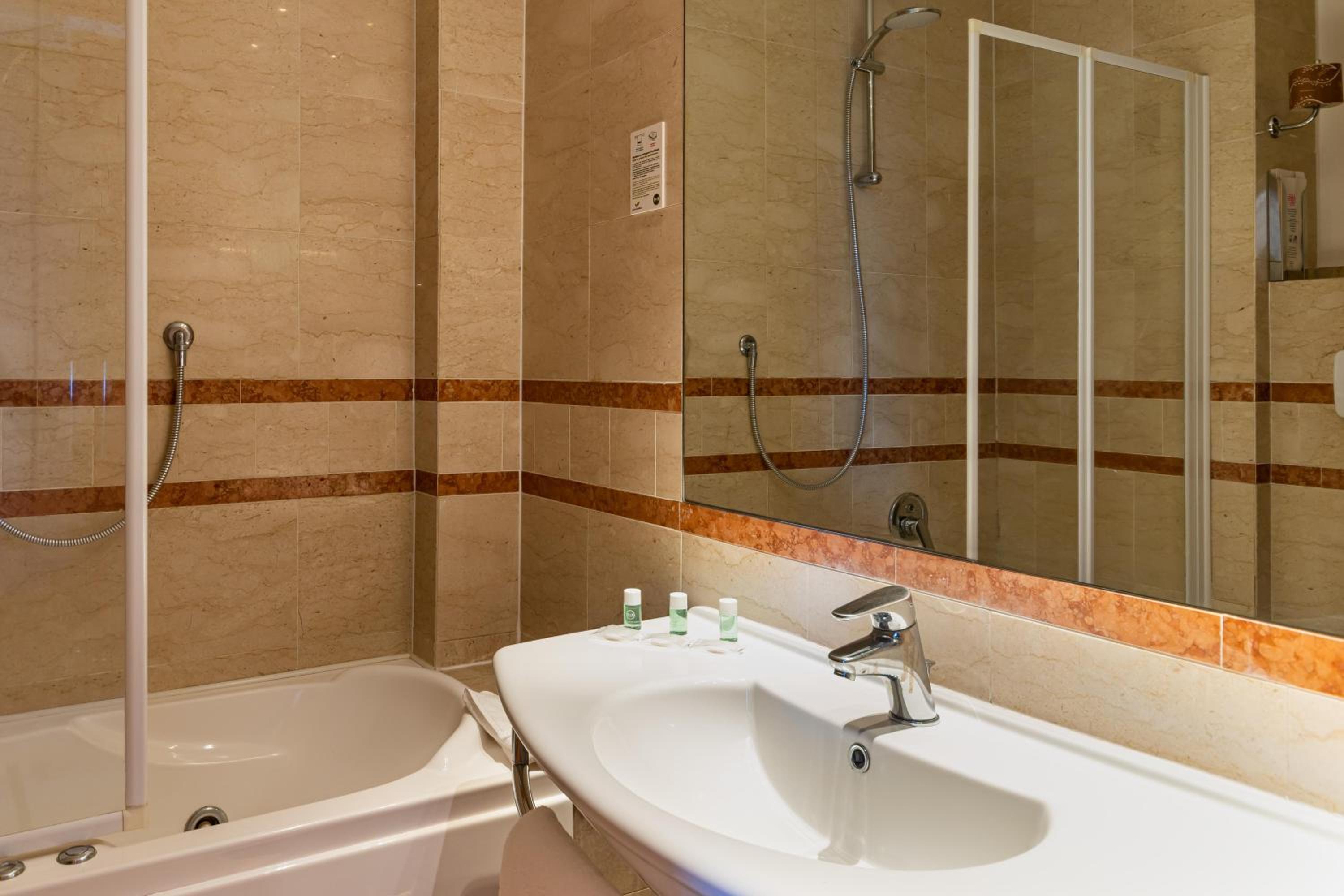 Double Room - Photo 7