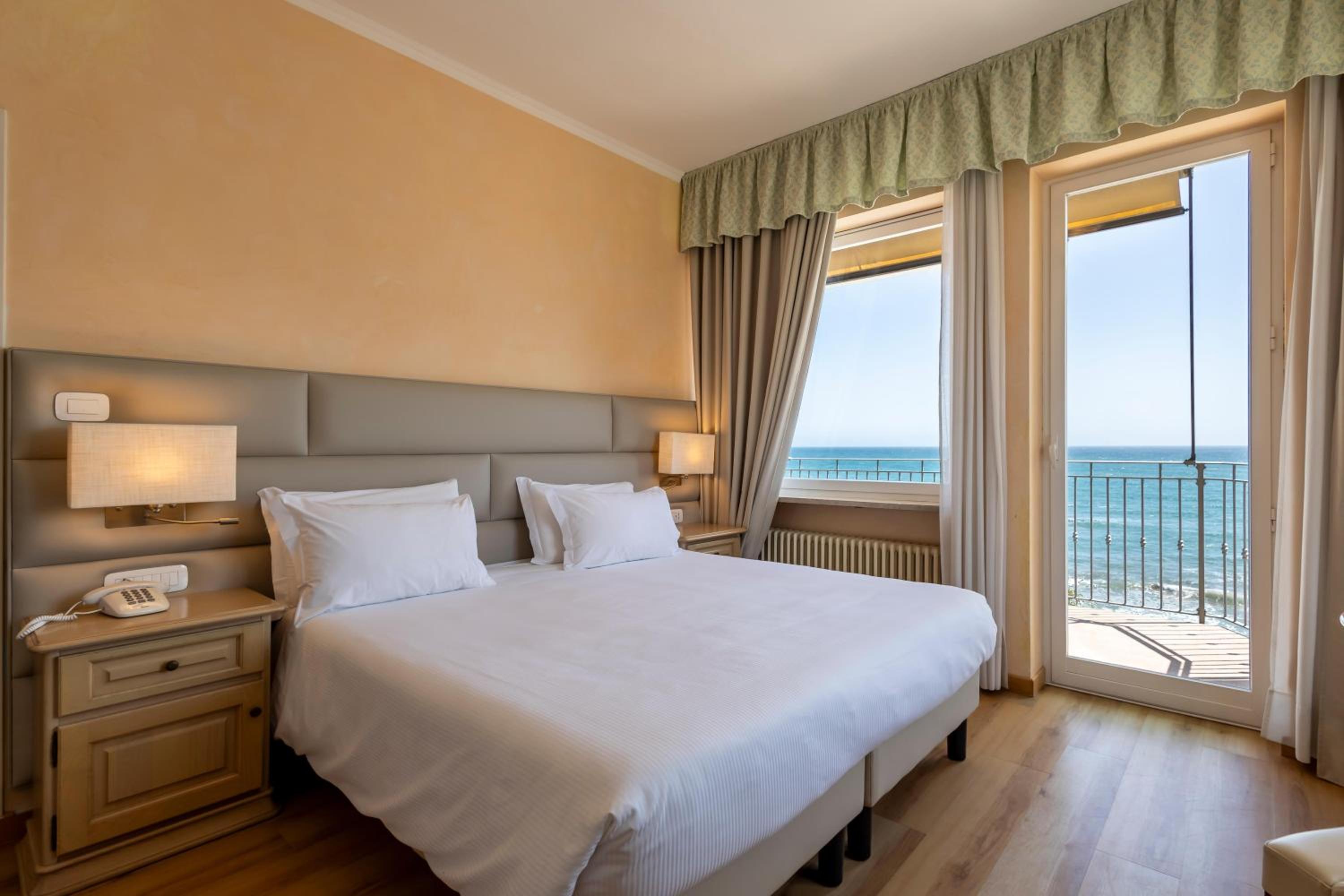 Double Room with Sea View - Photo 1