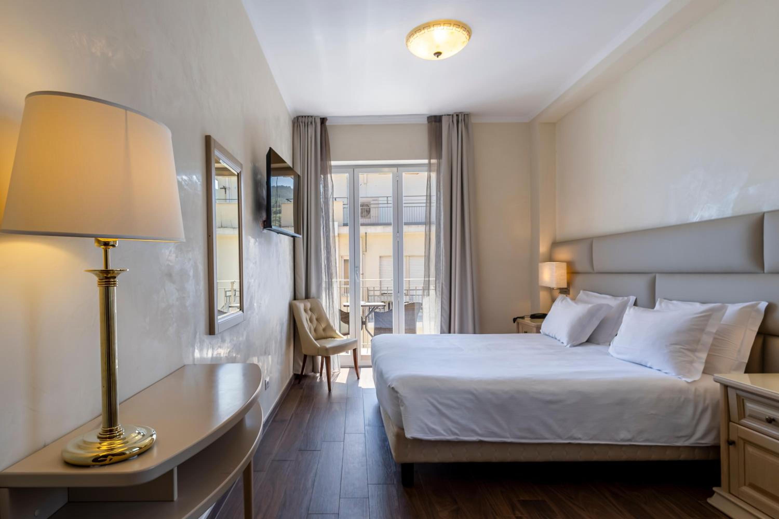 Double Room with Balcony - Photo 2