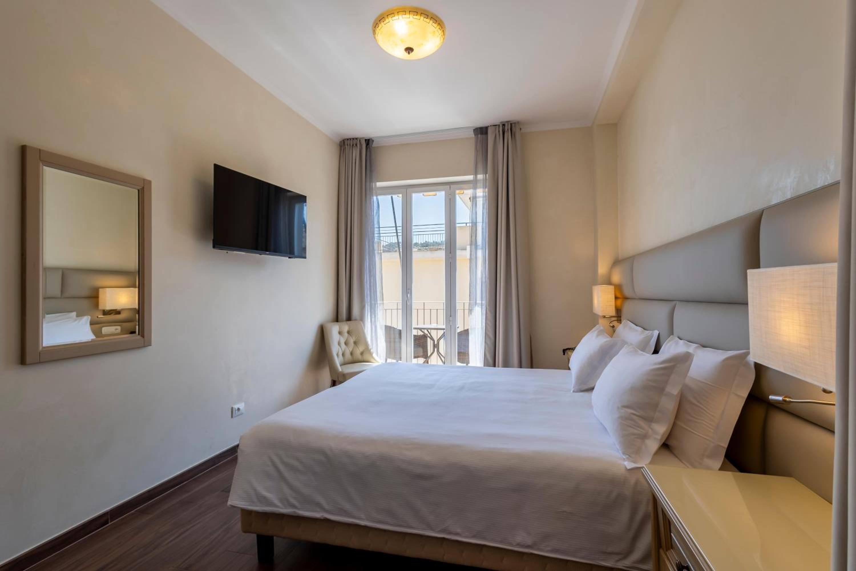 Double Room with Balcony - Photo 5