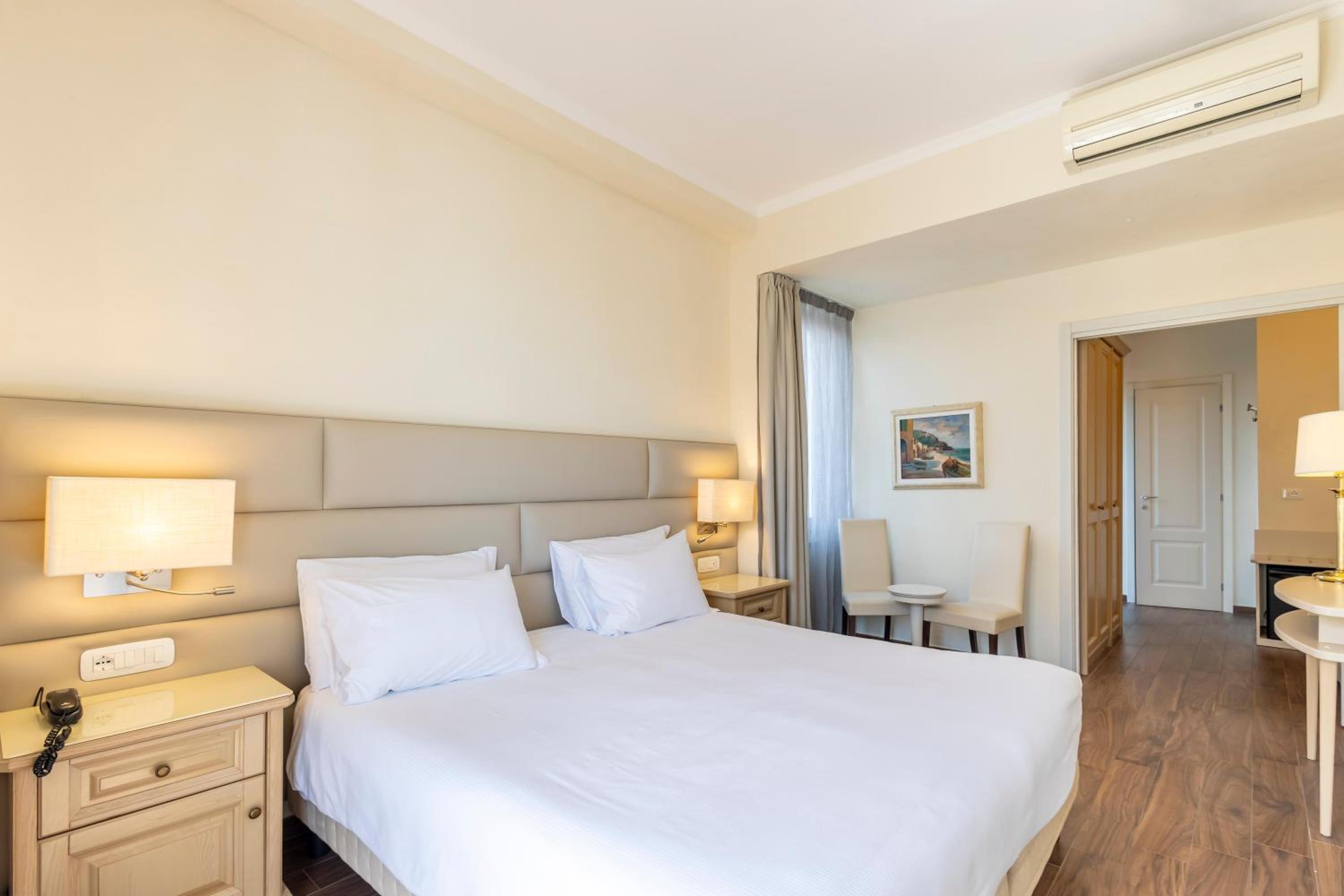Double Room with Balcony - Photo 3