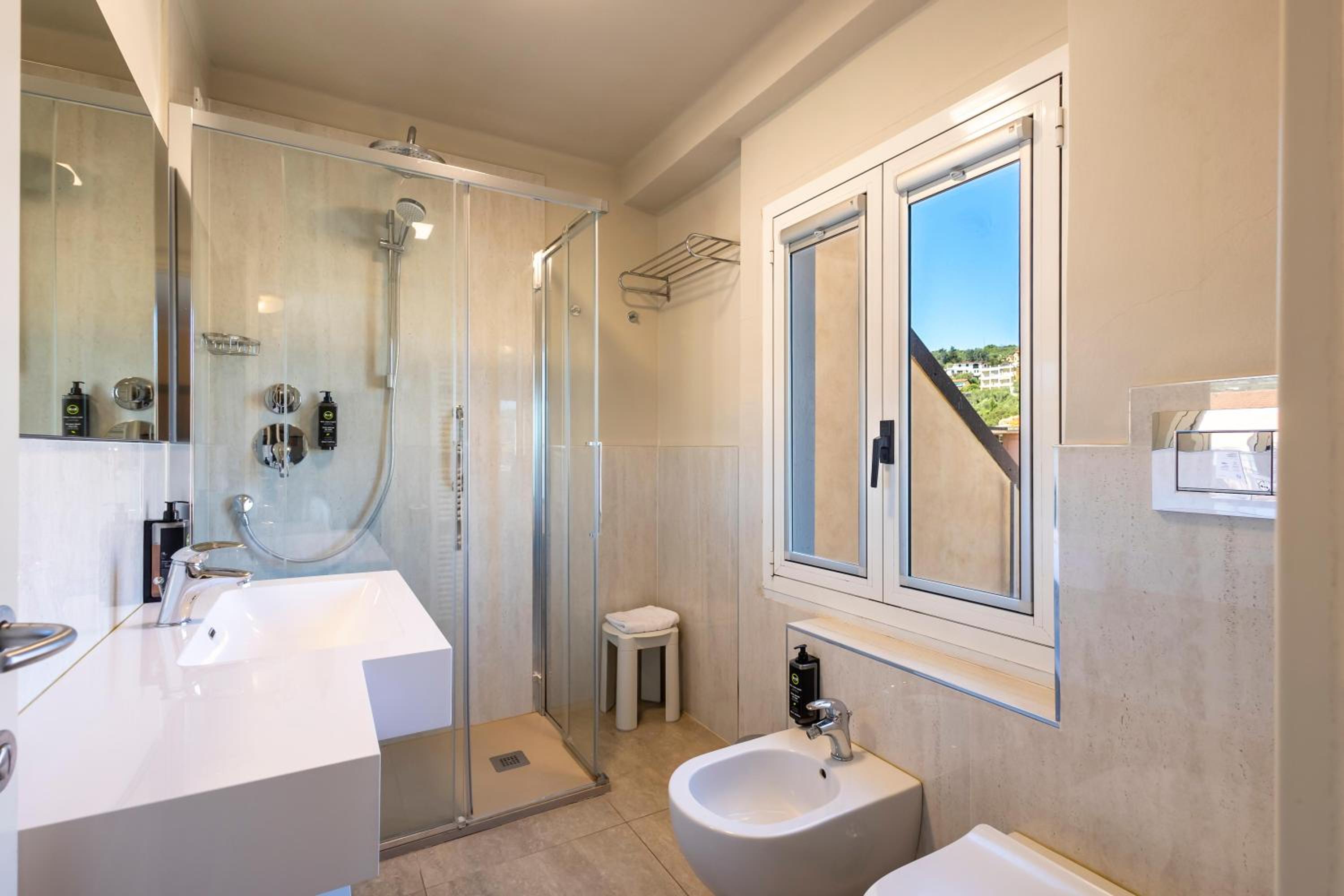 Double Room with Balcony - Photo 4