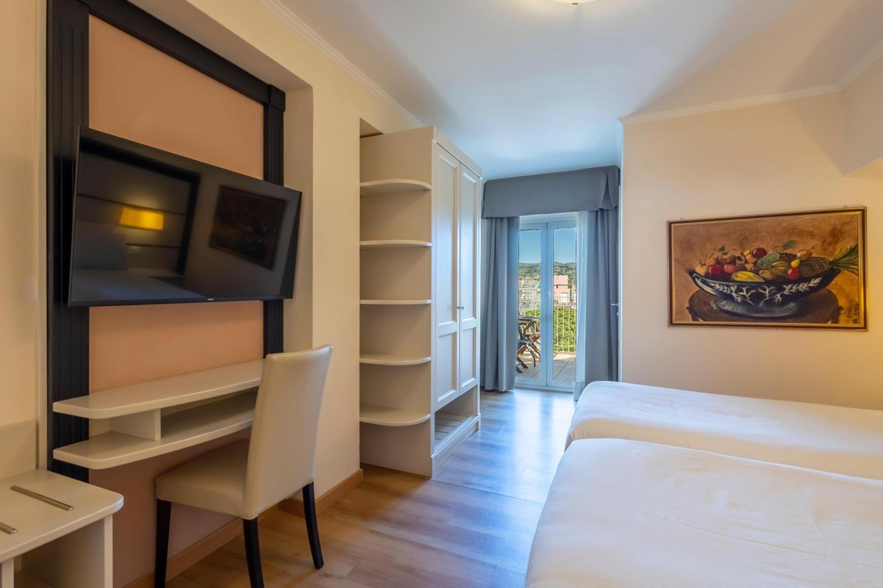 Double Room with Balcony - Photo 1