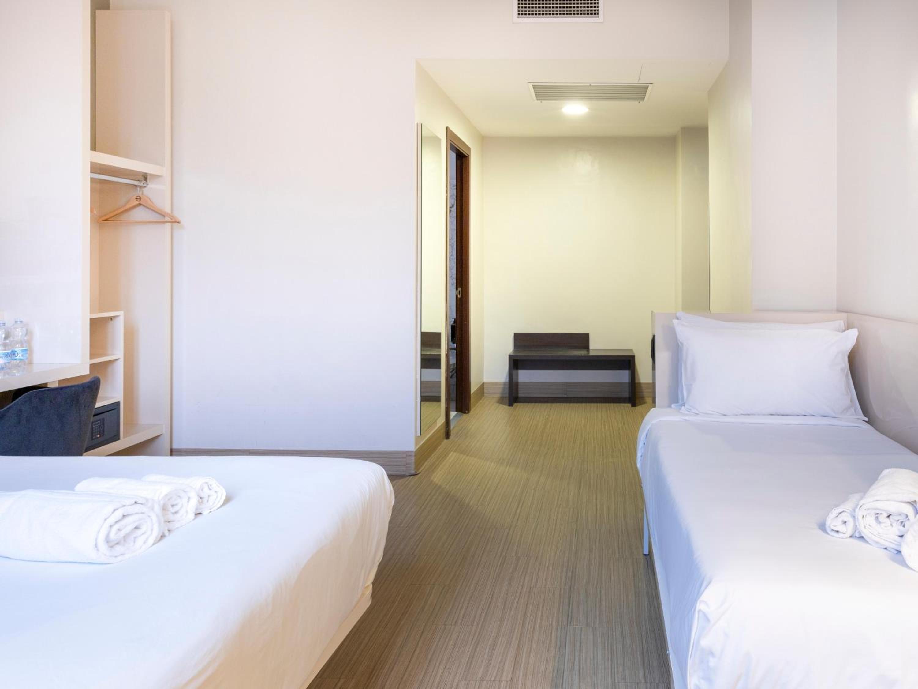 Triple Room thumbnail 6