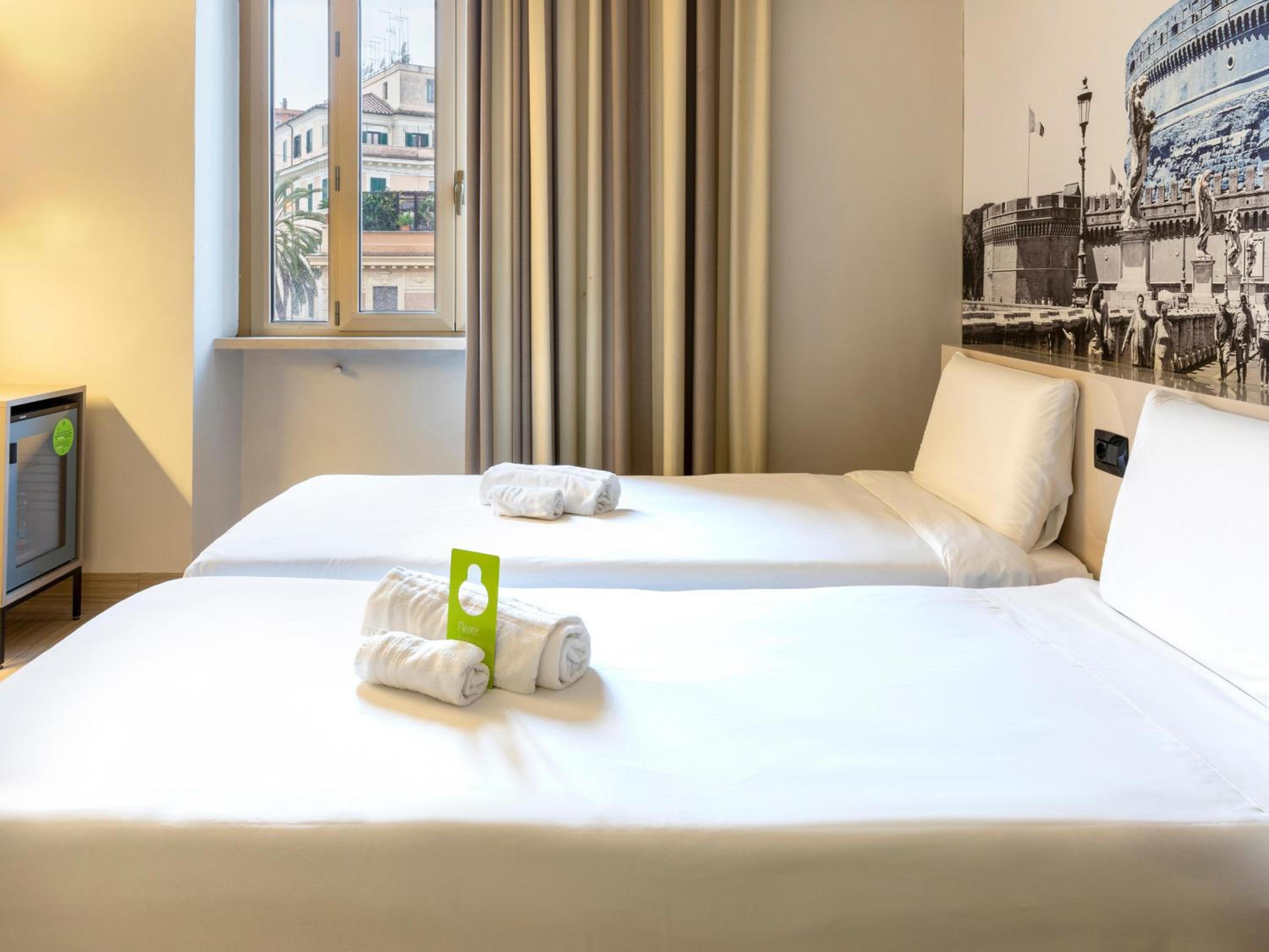 Twin Room thumbnail 6
