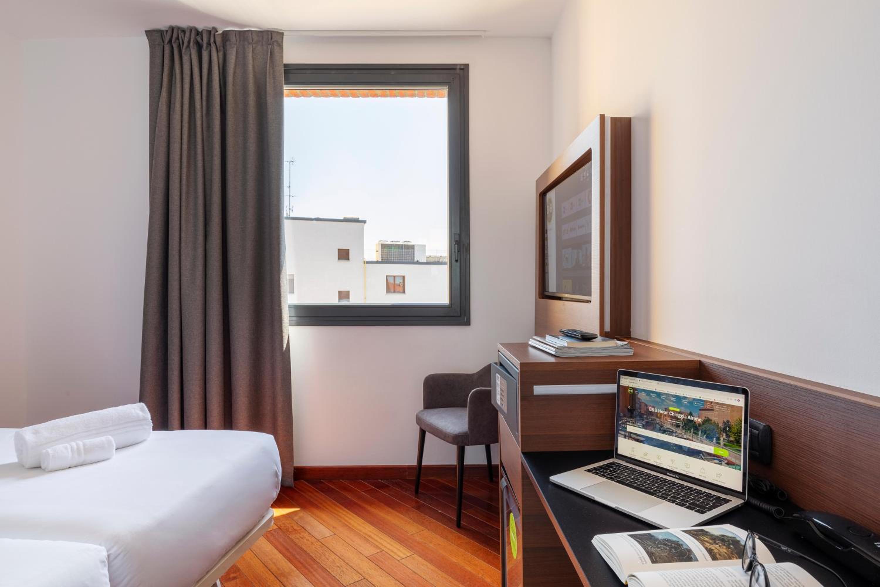 Twin Room - Photo 2