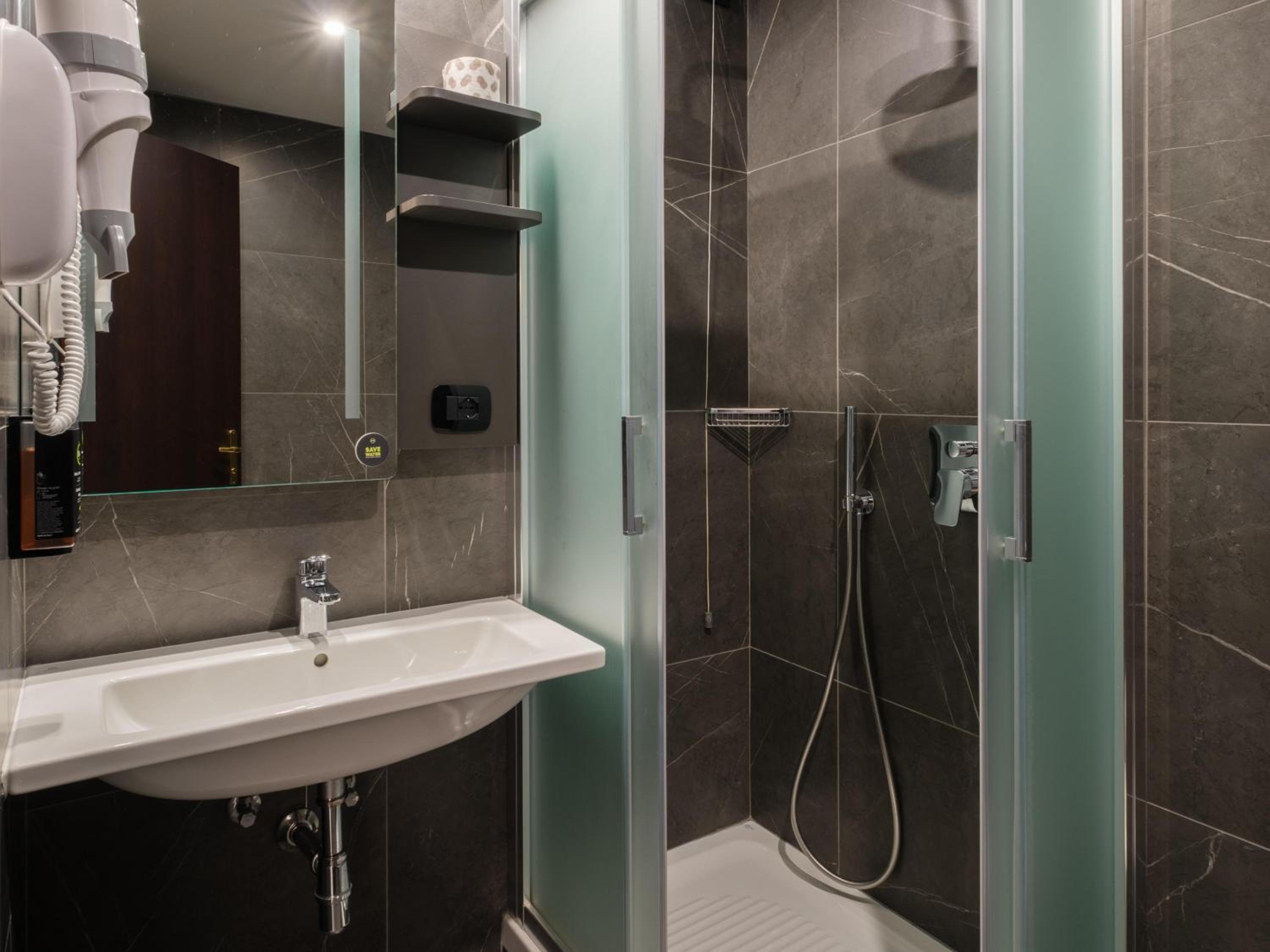 Double Room - Photo 5