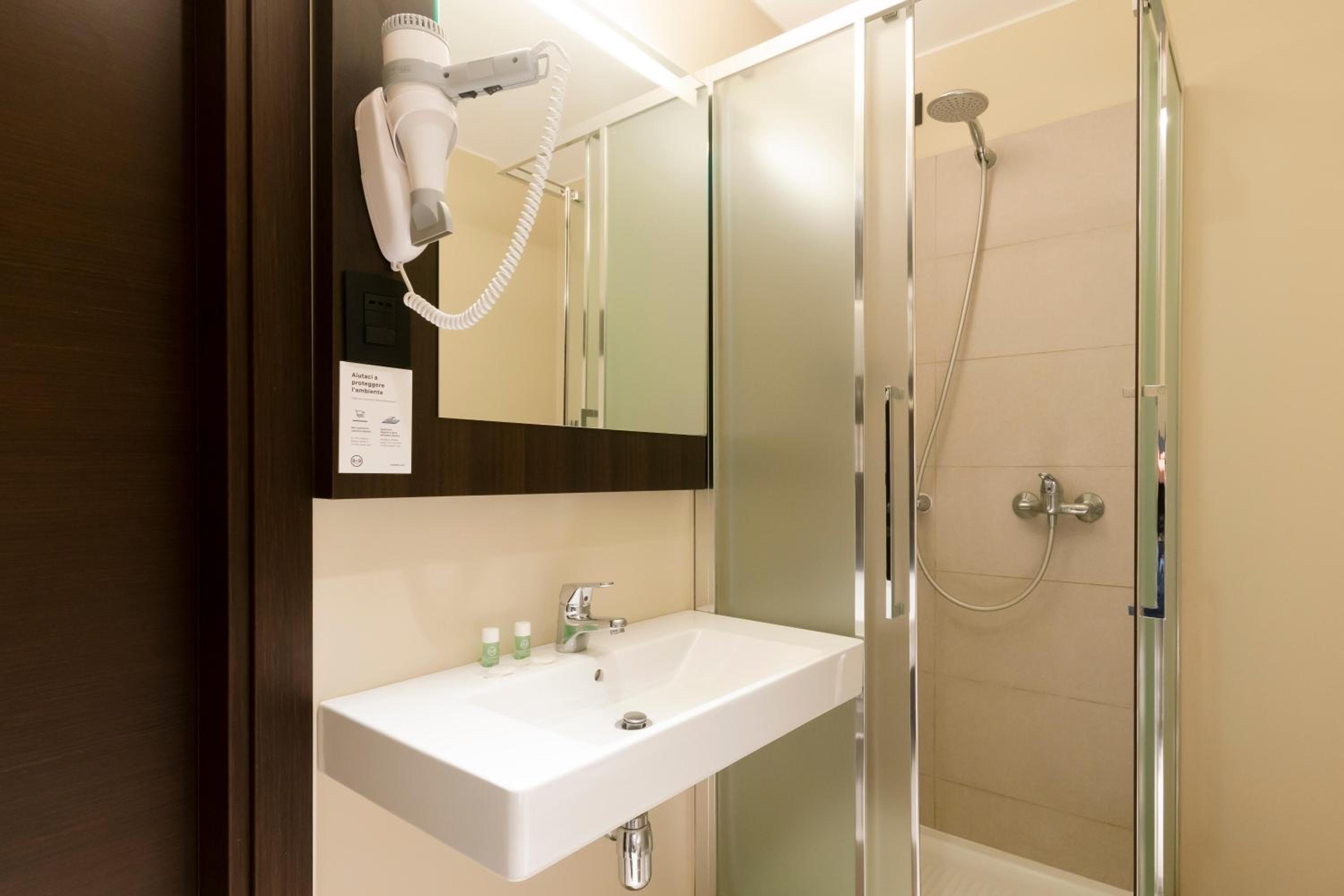 Twin Room - Disability Access photo 2