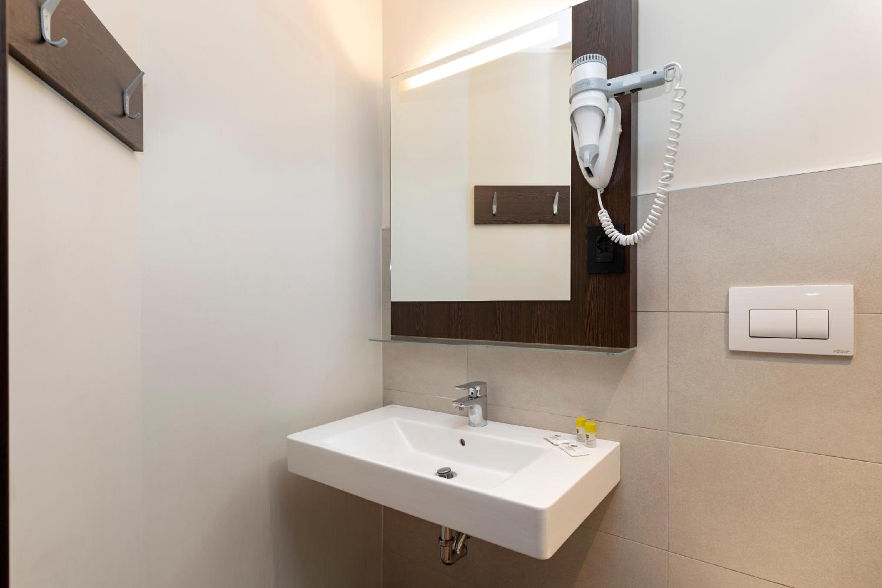 Double Room with Terrace thumbnail 6
