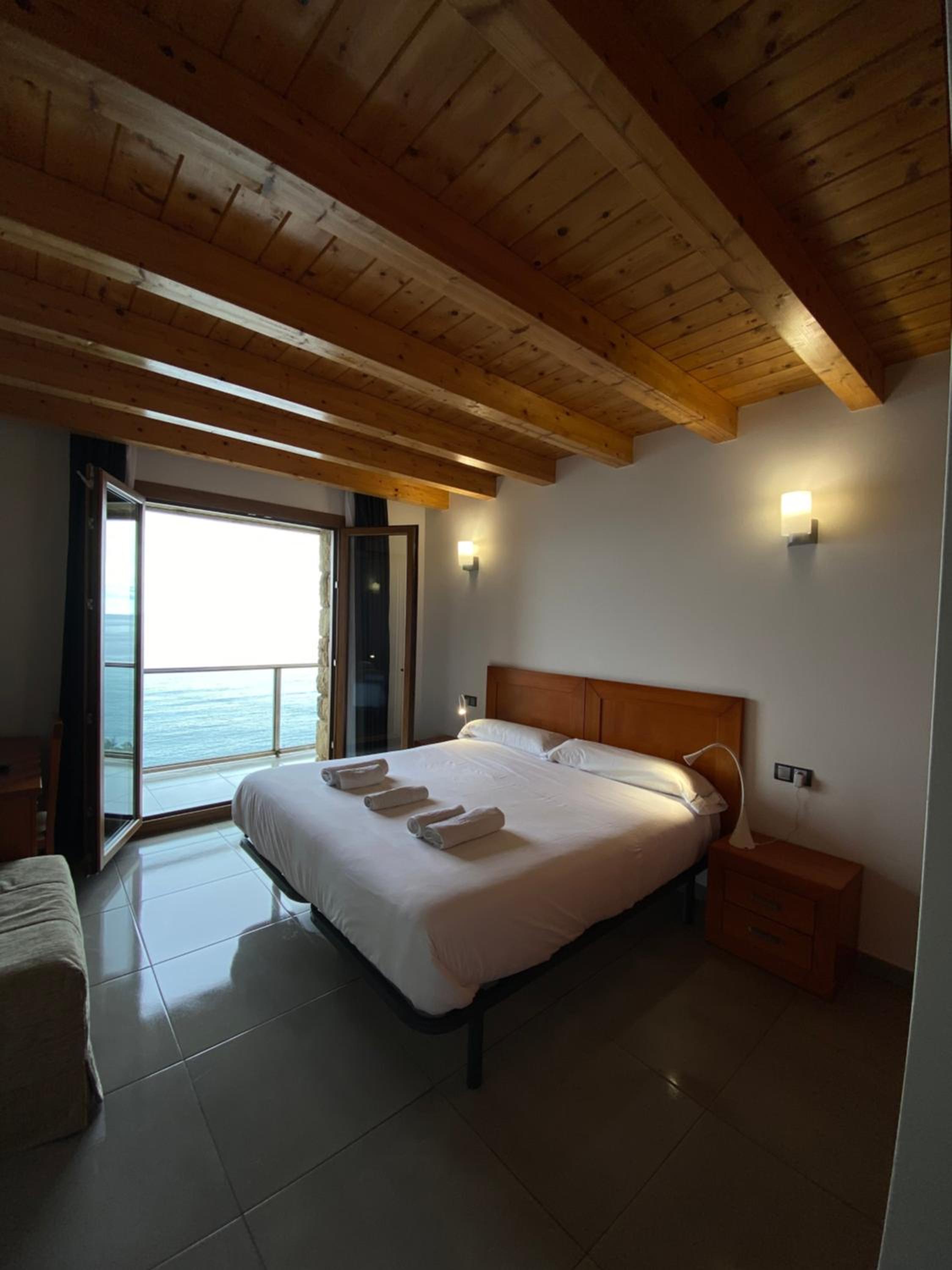 Habitación triple con vista al mar.
