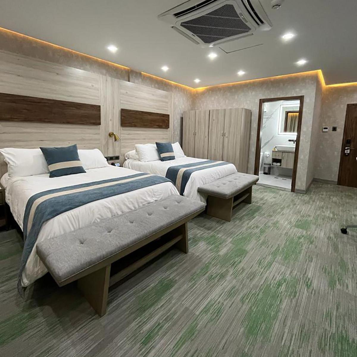 Deluxe Queen Room with Two Queen Beds photo 3