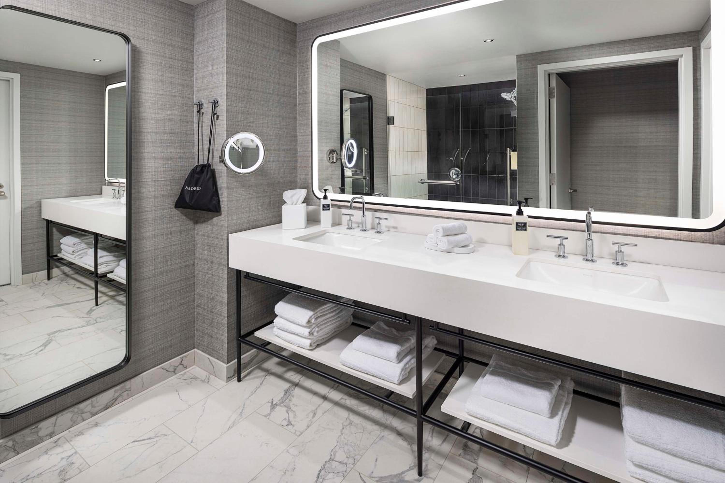 One-Bedroom King Suite - Photo 6