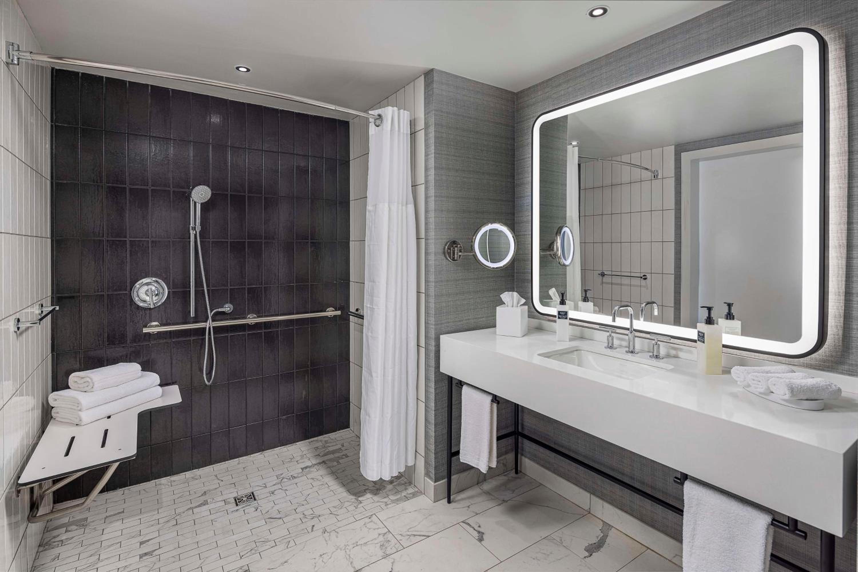 King Room with Stadium View with Roll-In Shower - Mobility Accessible - Photo 7