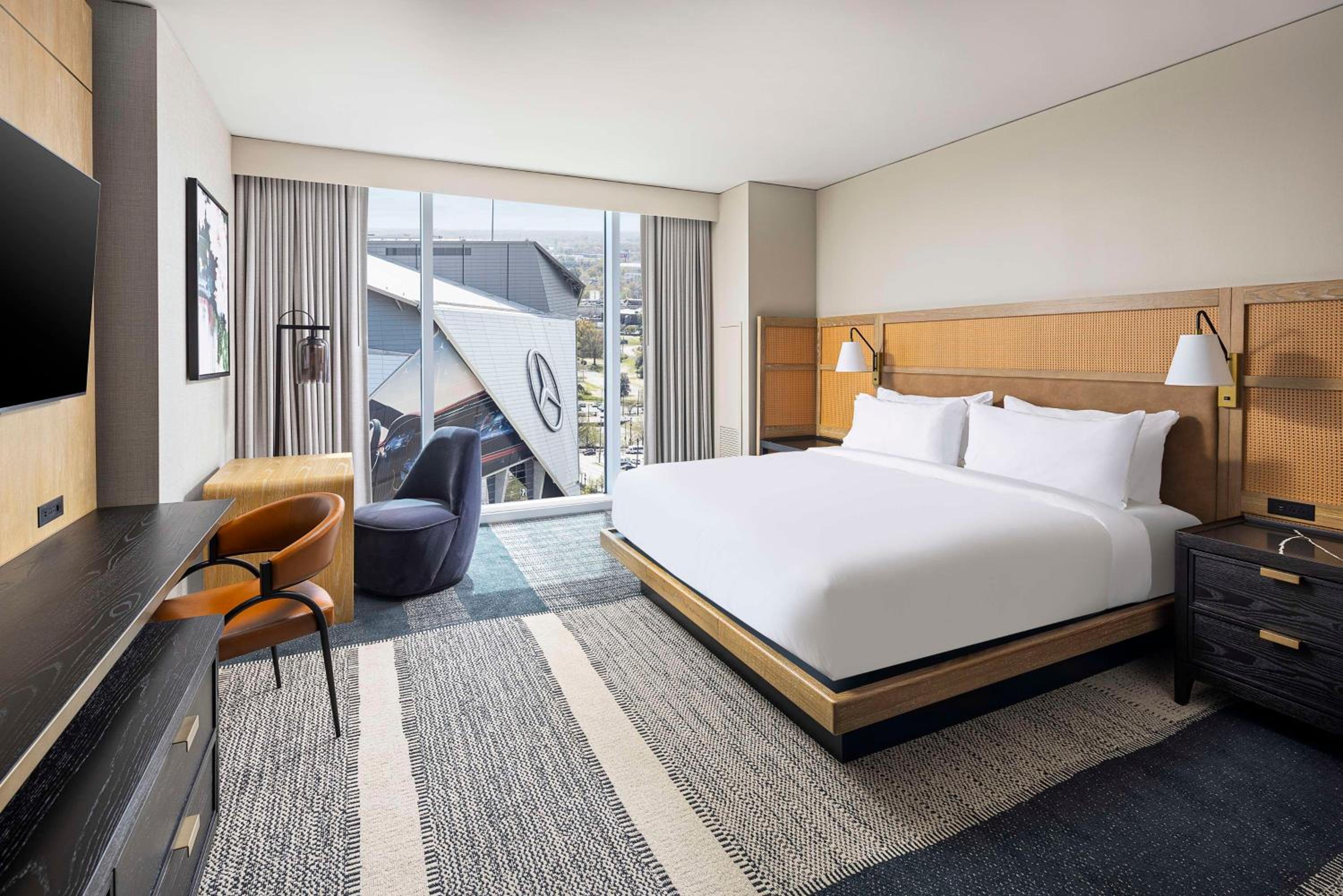 King Room with Stadium View with Roll-In Shower - Mobility Accessible - Photo 2
