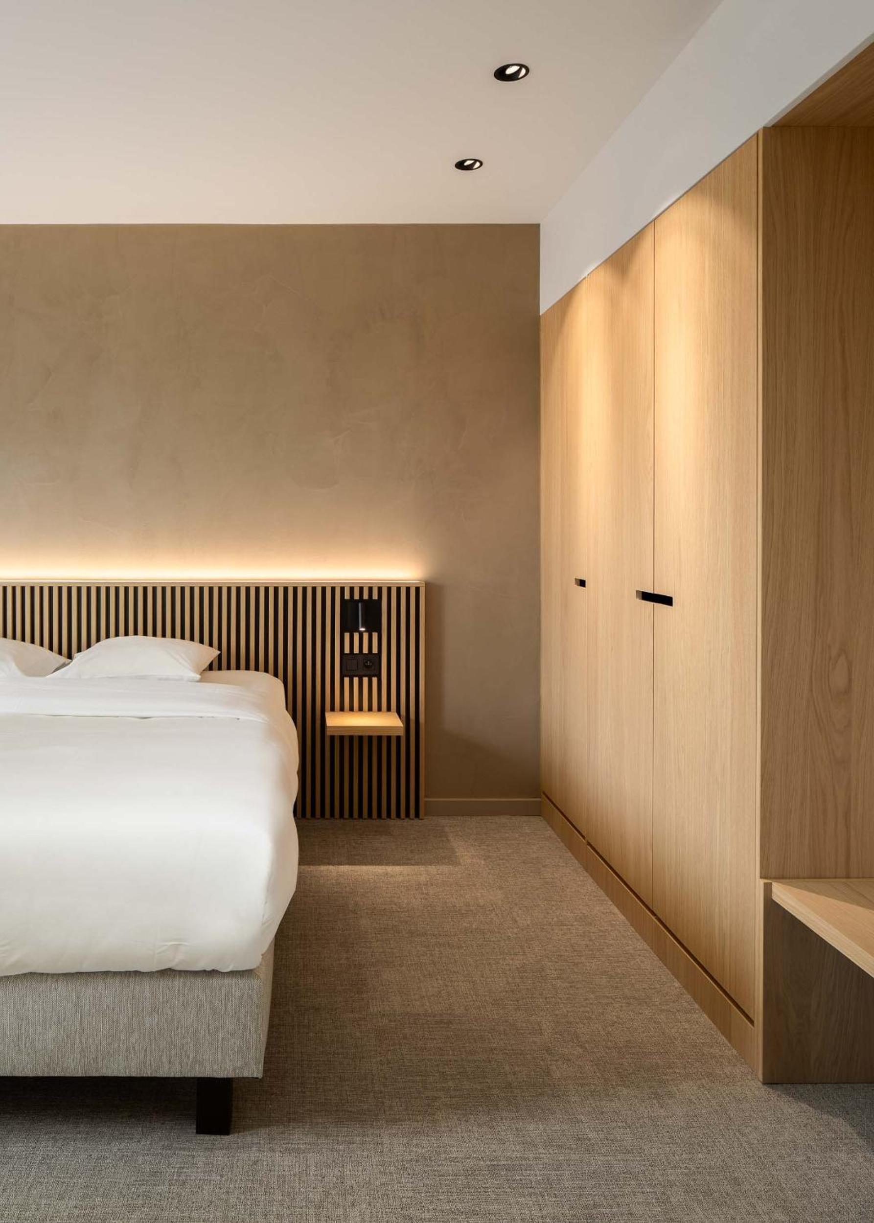 Deluxe Double Room with Bath - Photo 1