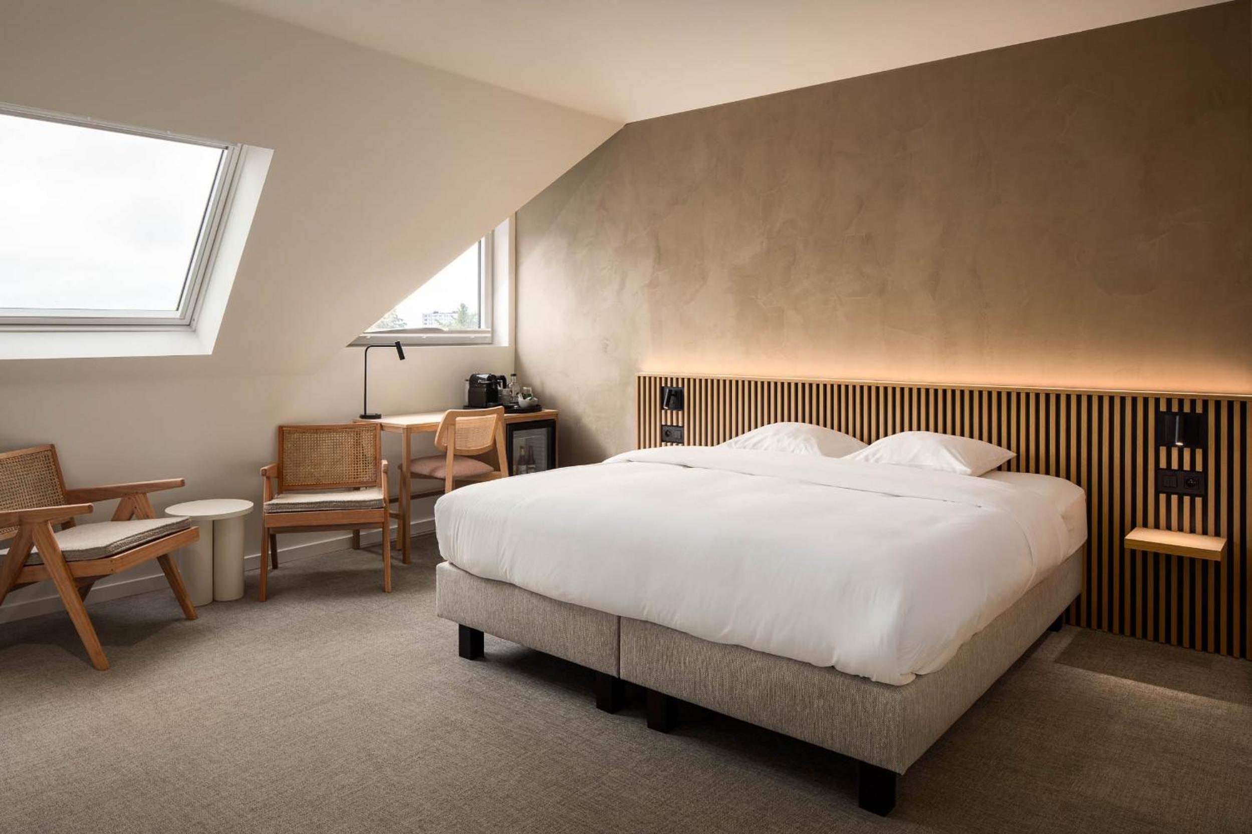 Deluxe Double Room with Bath - Photo 6