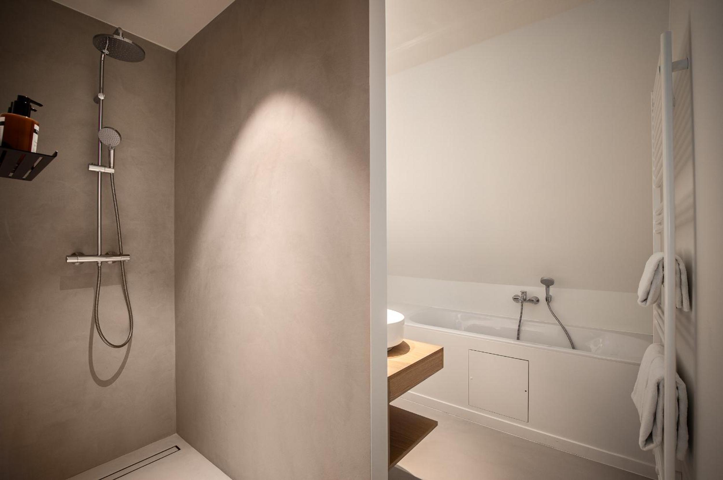 Deluxe Double Room with Bath - Photo 2