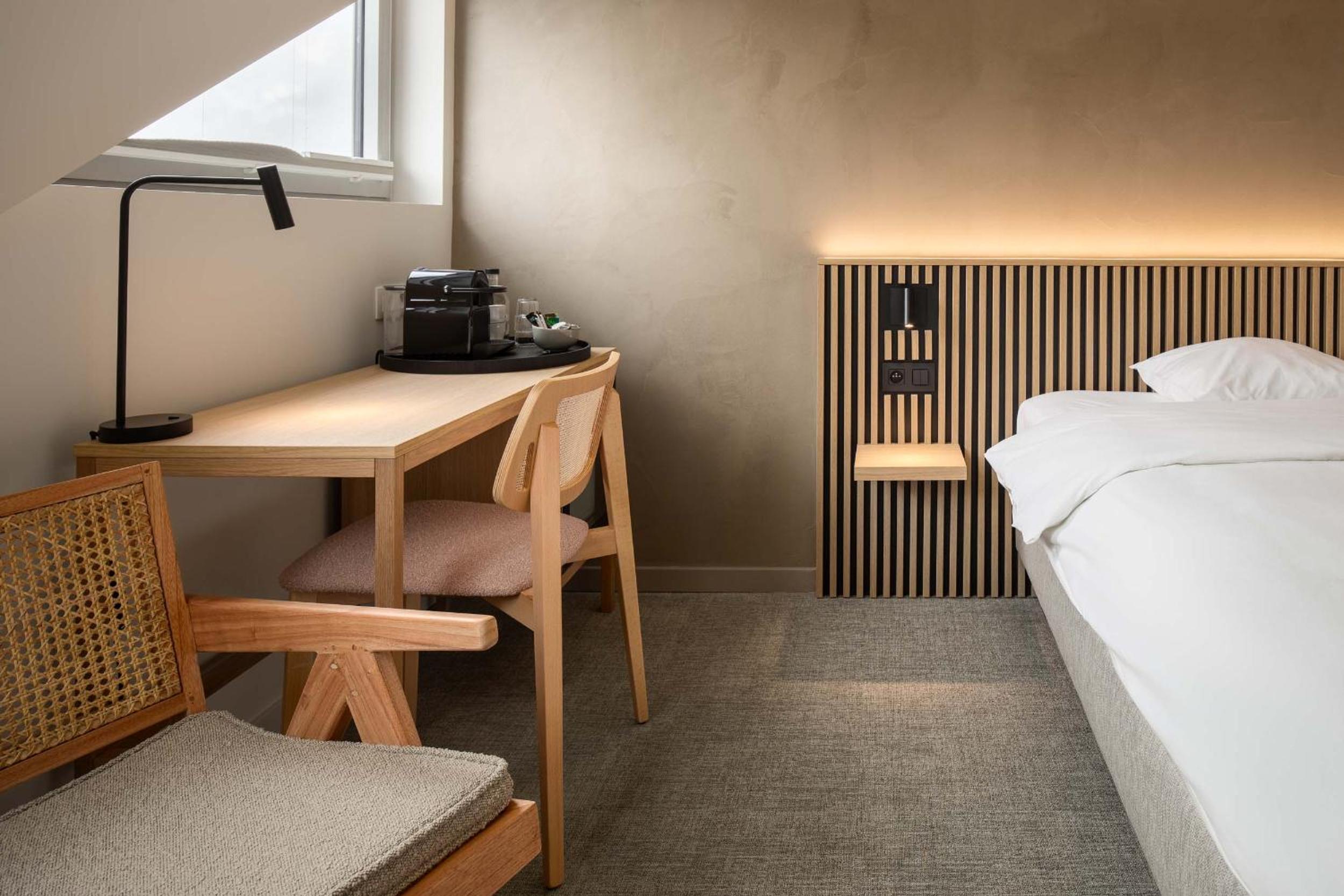 Deluxe Double Room with Bath - Photo 5