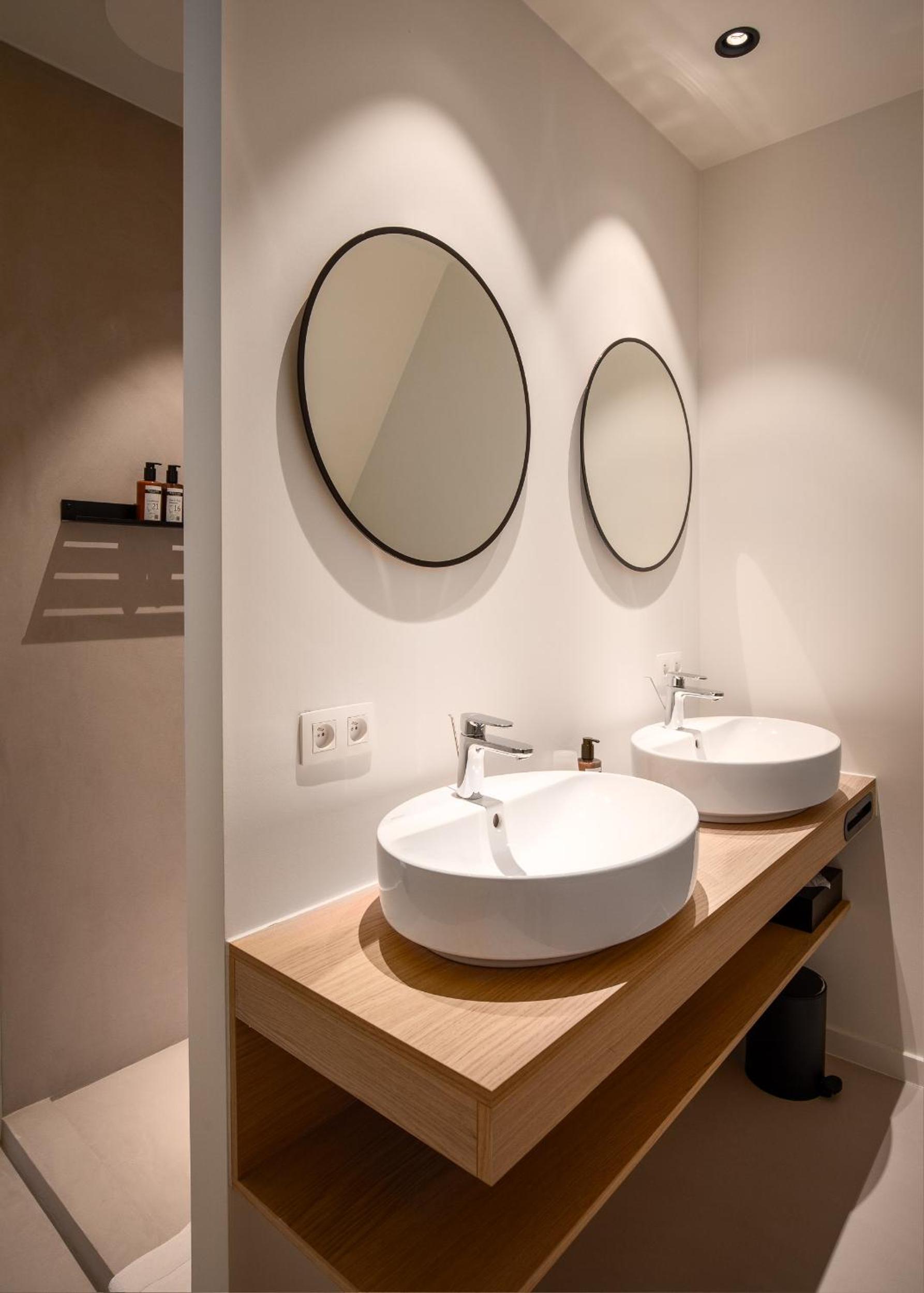 Deluxe Double Room with Bath - Photo 3