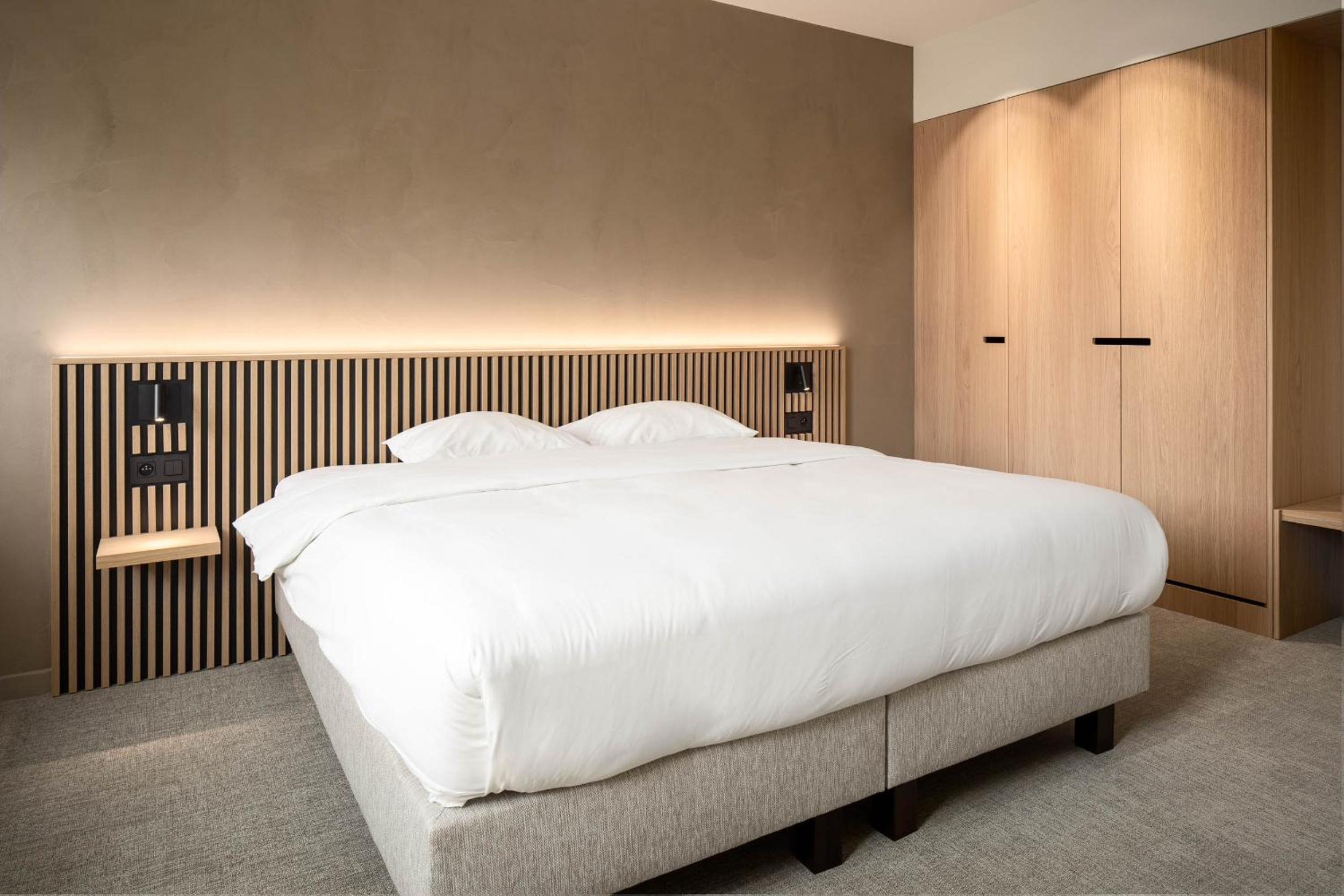 Deluxe Double Room with Bath - Photo 4