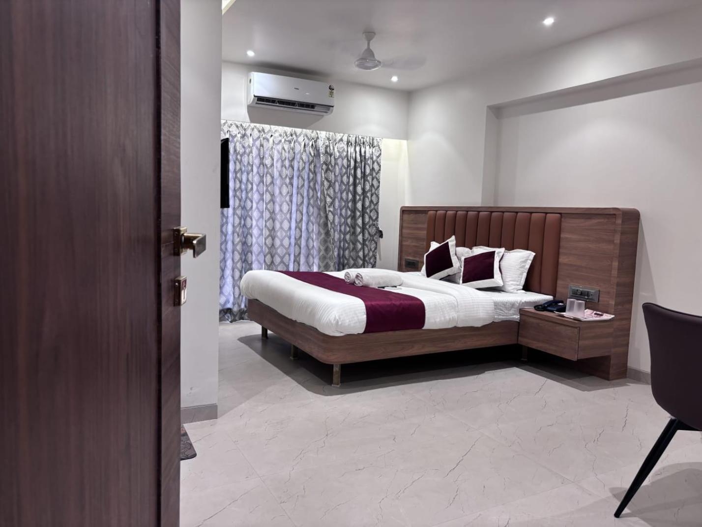 Deluxe Room - Photo 13