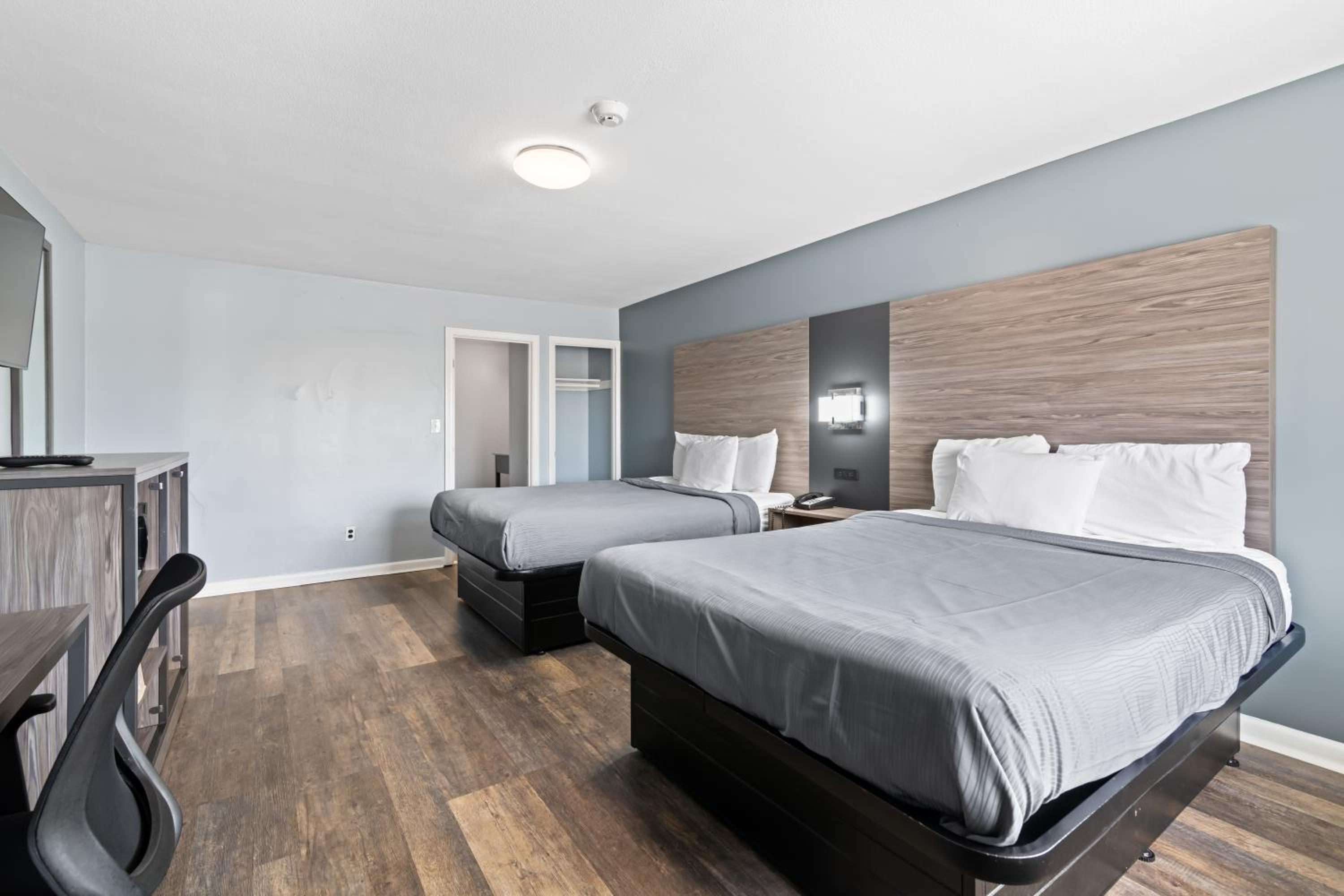 Double Room with Two Queen Beds - Non-Smoking photo 1