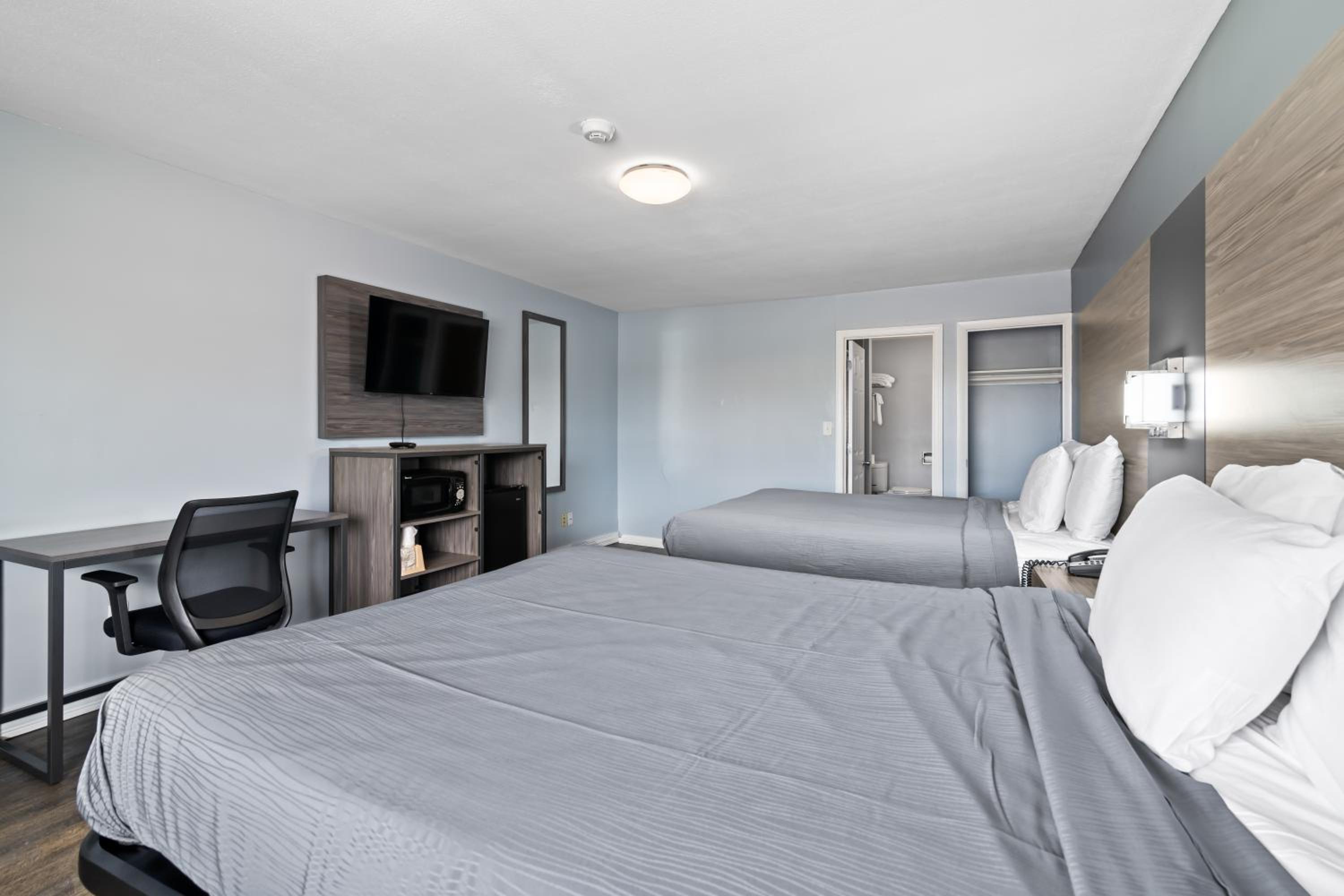 Double Room with Two Queen Beds - Non-Smoking photo 3
