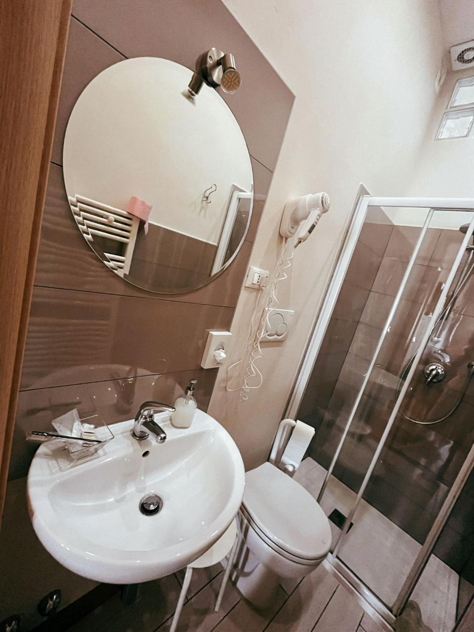 Single Room with Private External Bathroom photo 2
