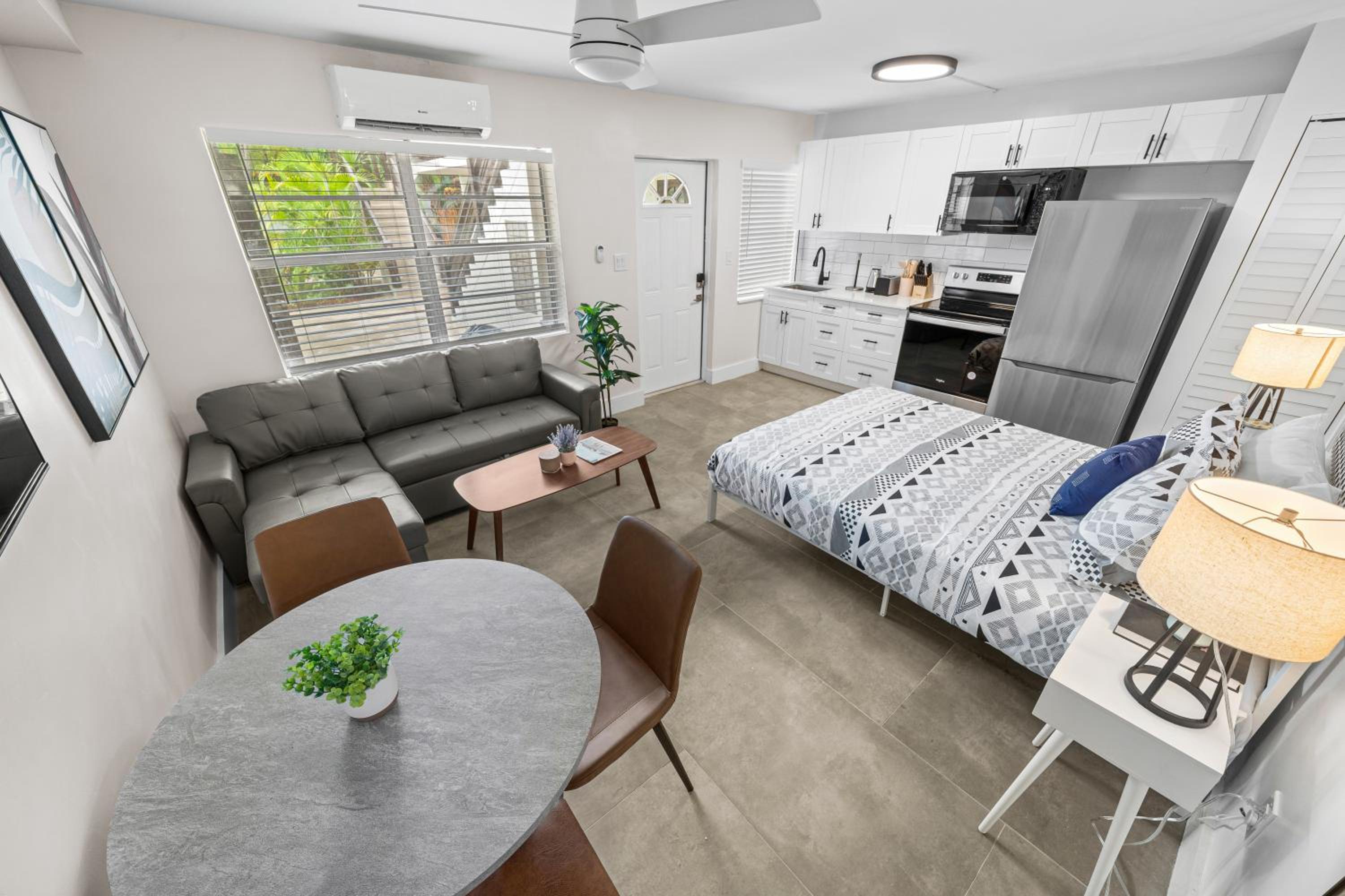 Deluxe Queen Studio with Kitchen and Sofa Bed photo 2