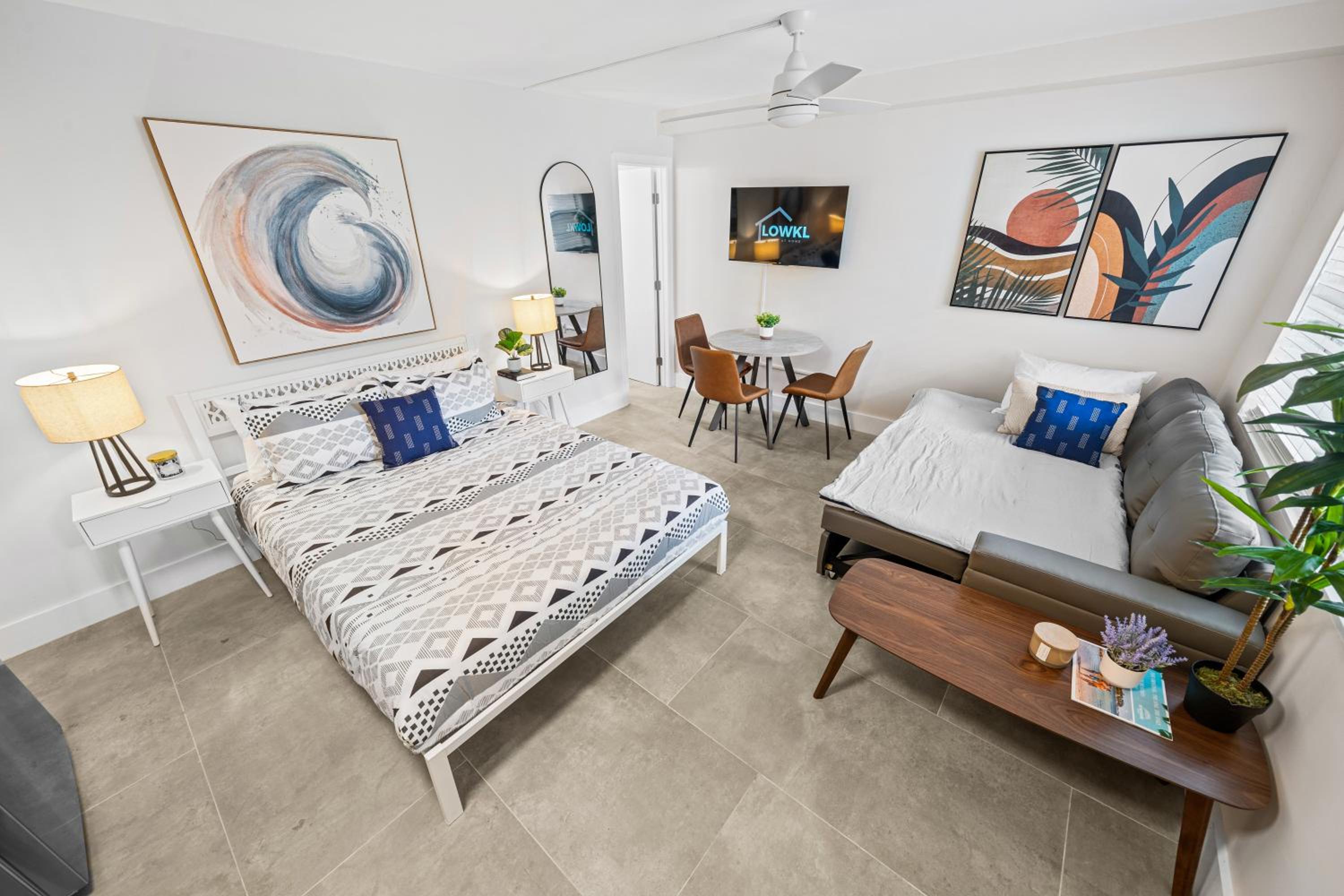 Deluxe Queen Studio with Kitchen and Sofa Bed photo 3