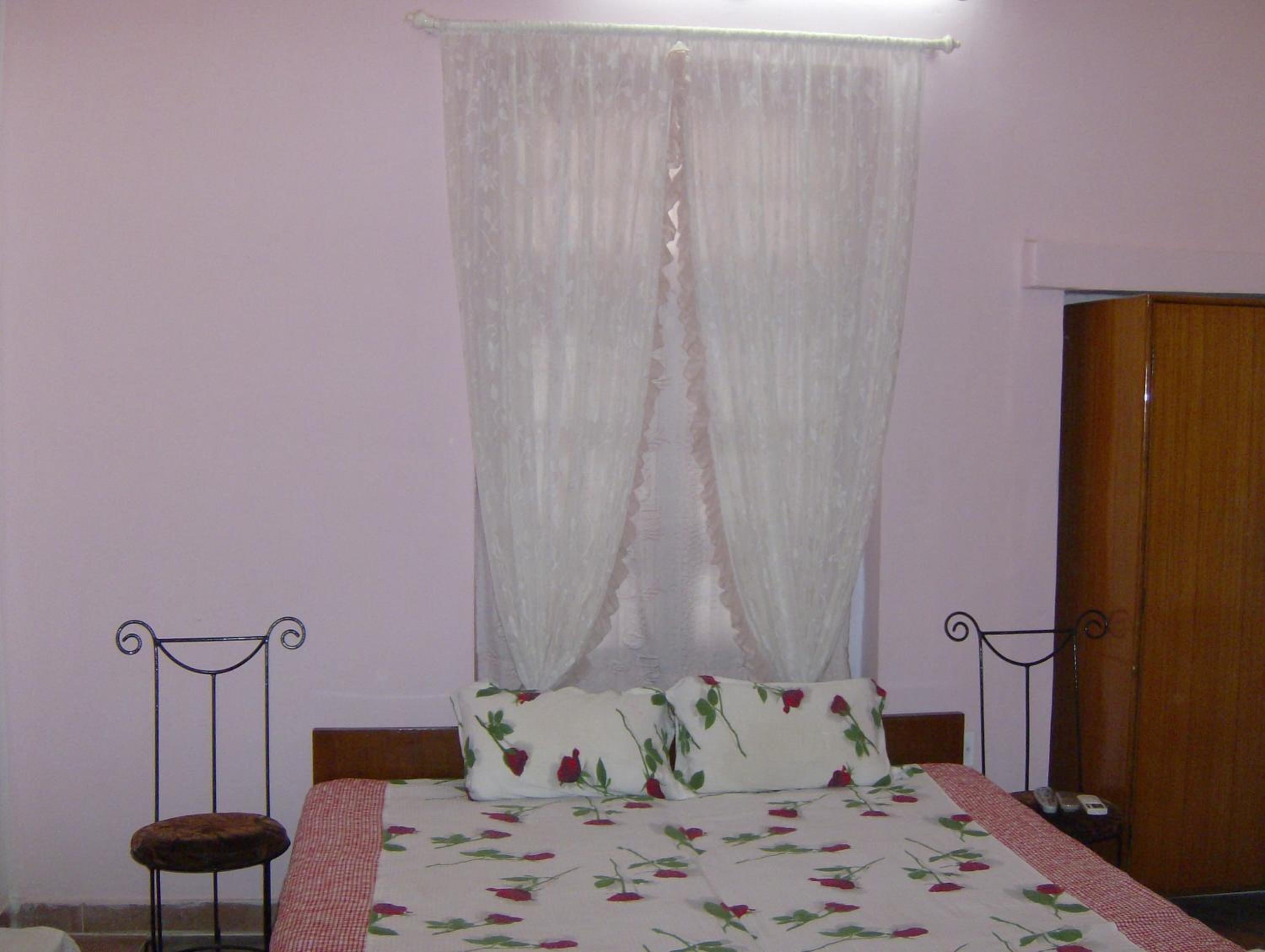 Standard Double Room (Pink) - Photo 14