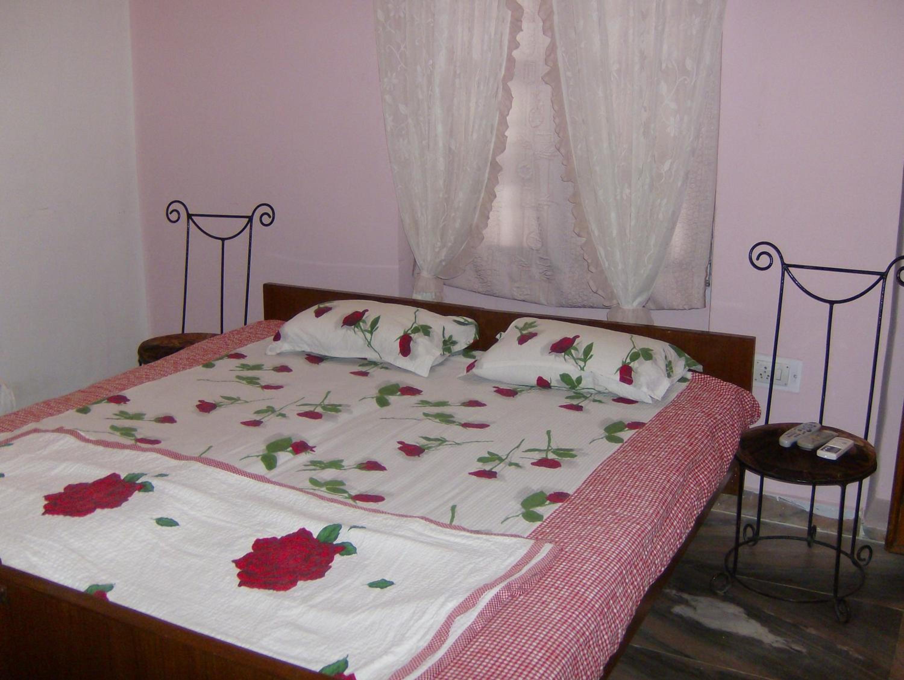 Standard Double Room (Pink) - Photo 15