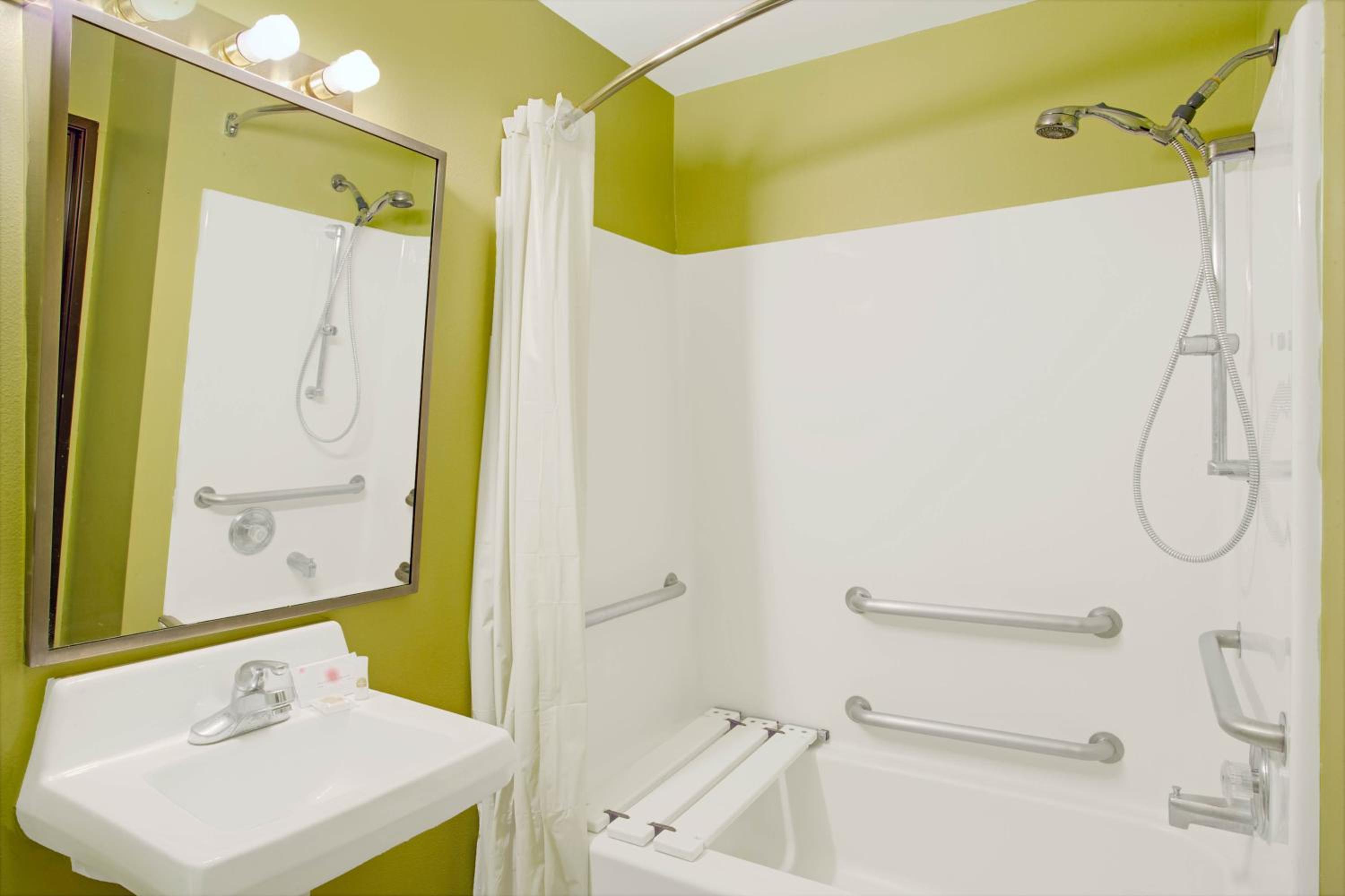 Queen Room with Two Queen Beds and Bath Tub - Mobility Accessible/Non-Smoking