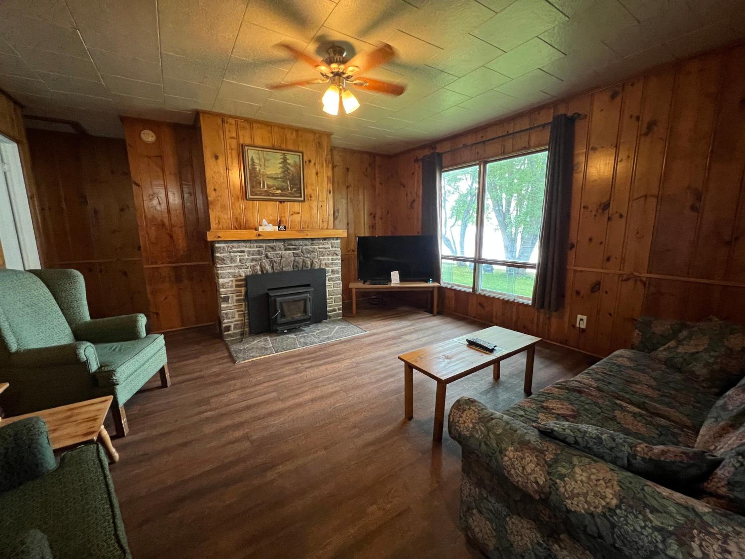 Three Bedroom Cottage - Lakeside