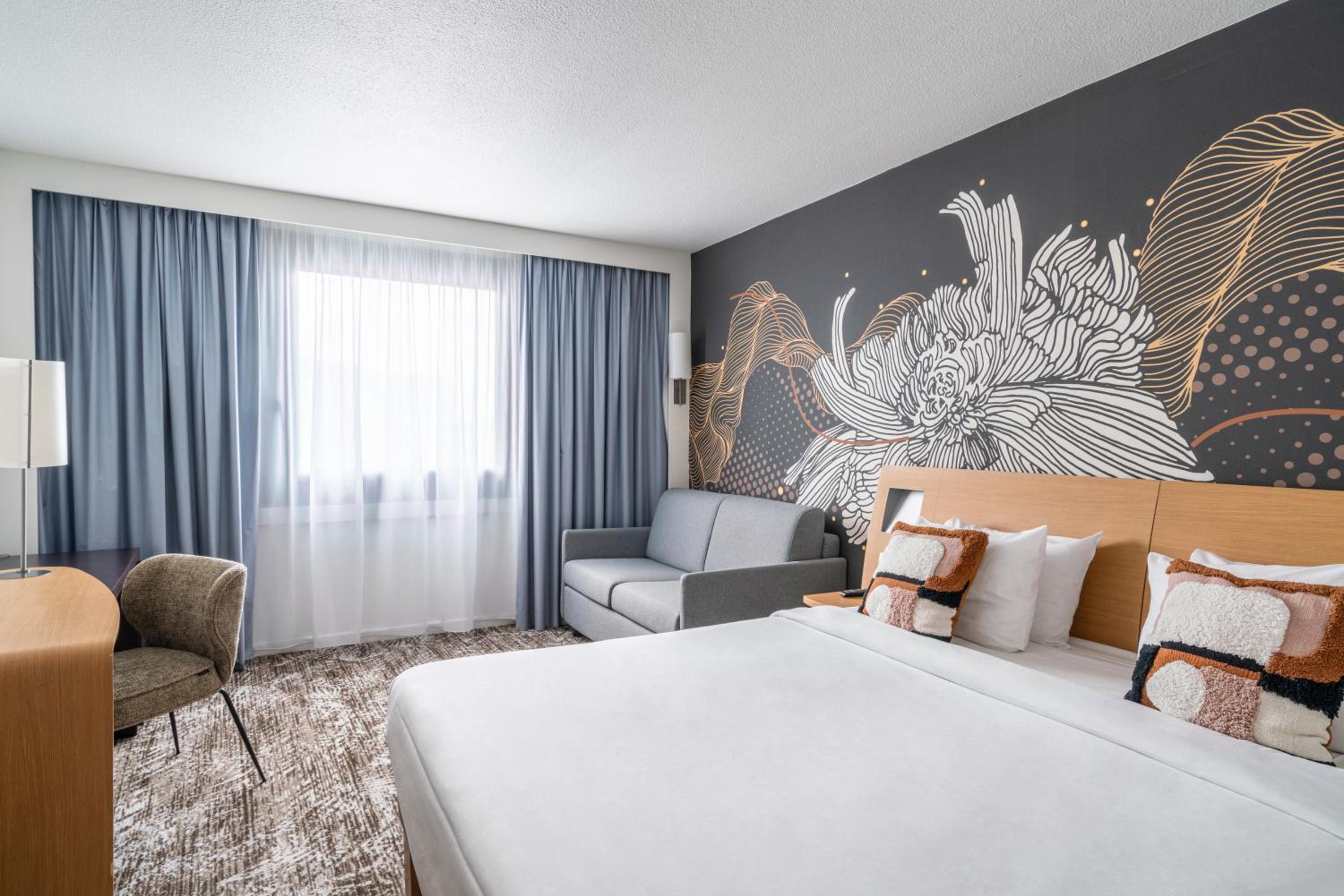 Executive Queen Room With Sofa