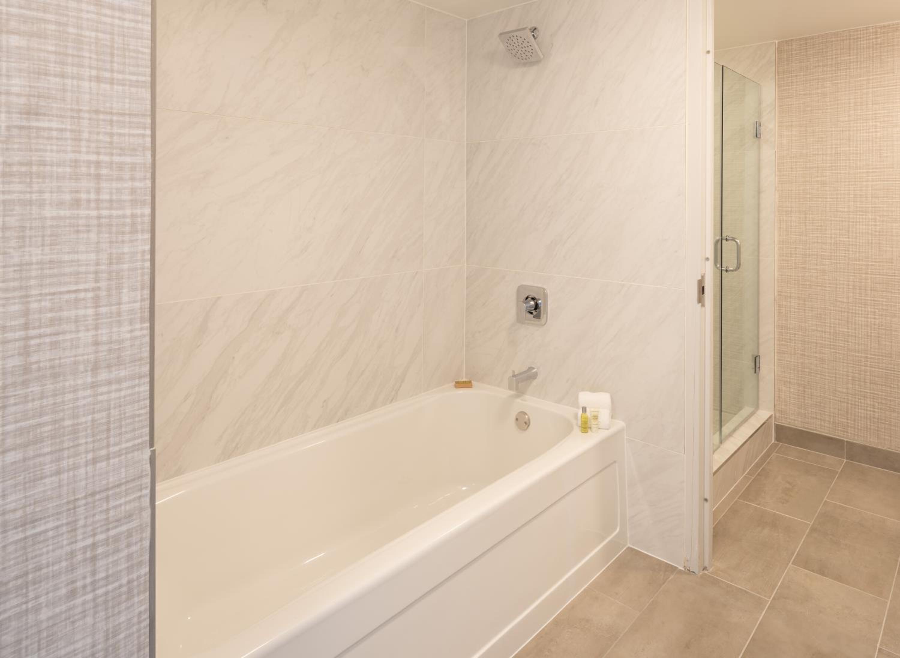 Queen Room - Mobility Accessible with Tub - Photo 3