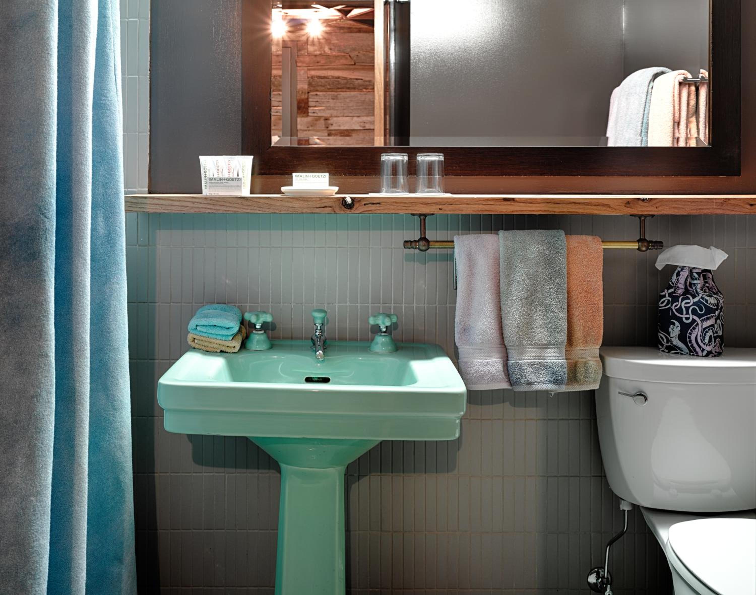 Deluxe King Suite - Photo 2