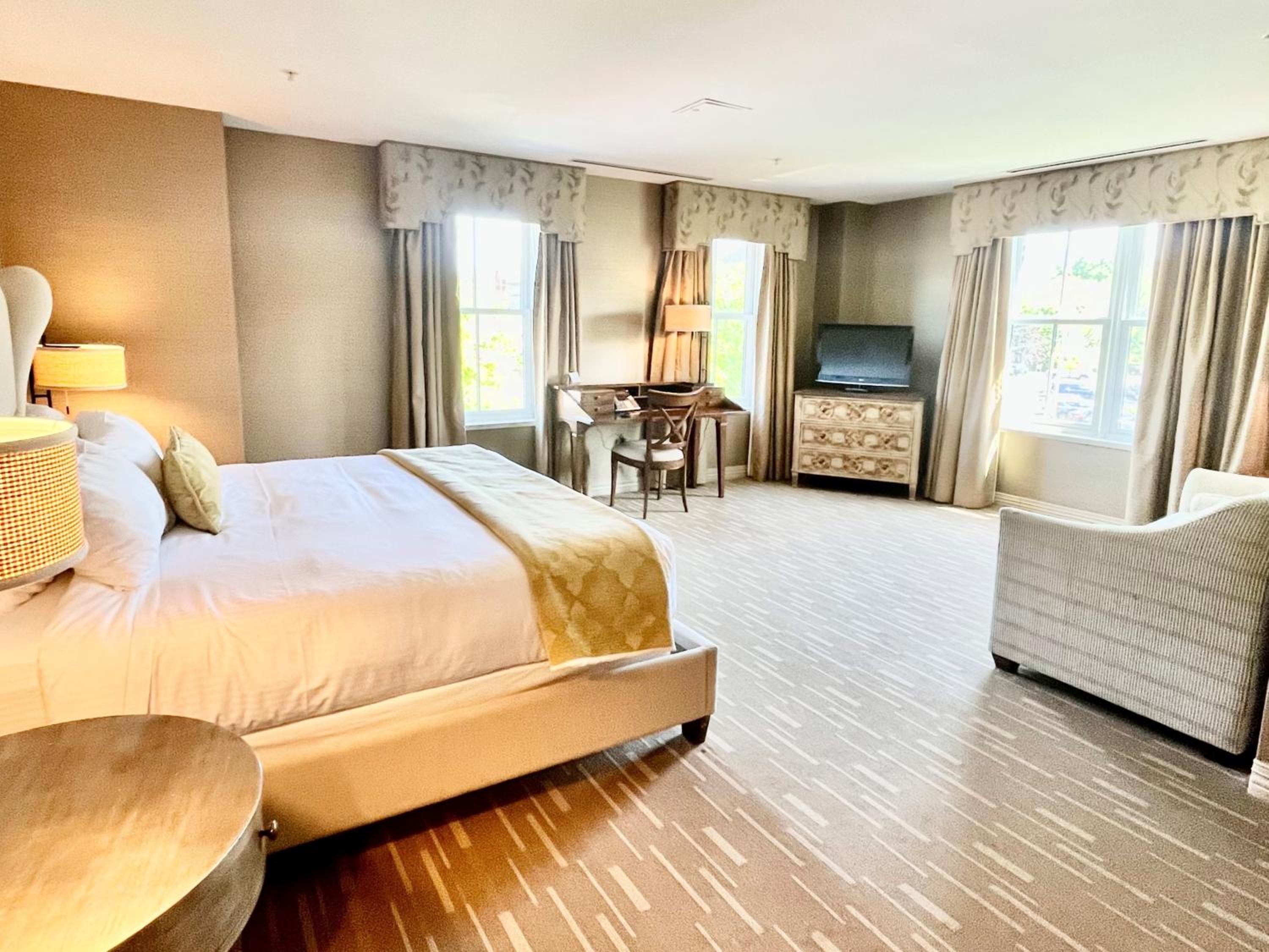 Deluxe King Suite
