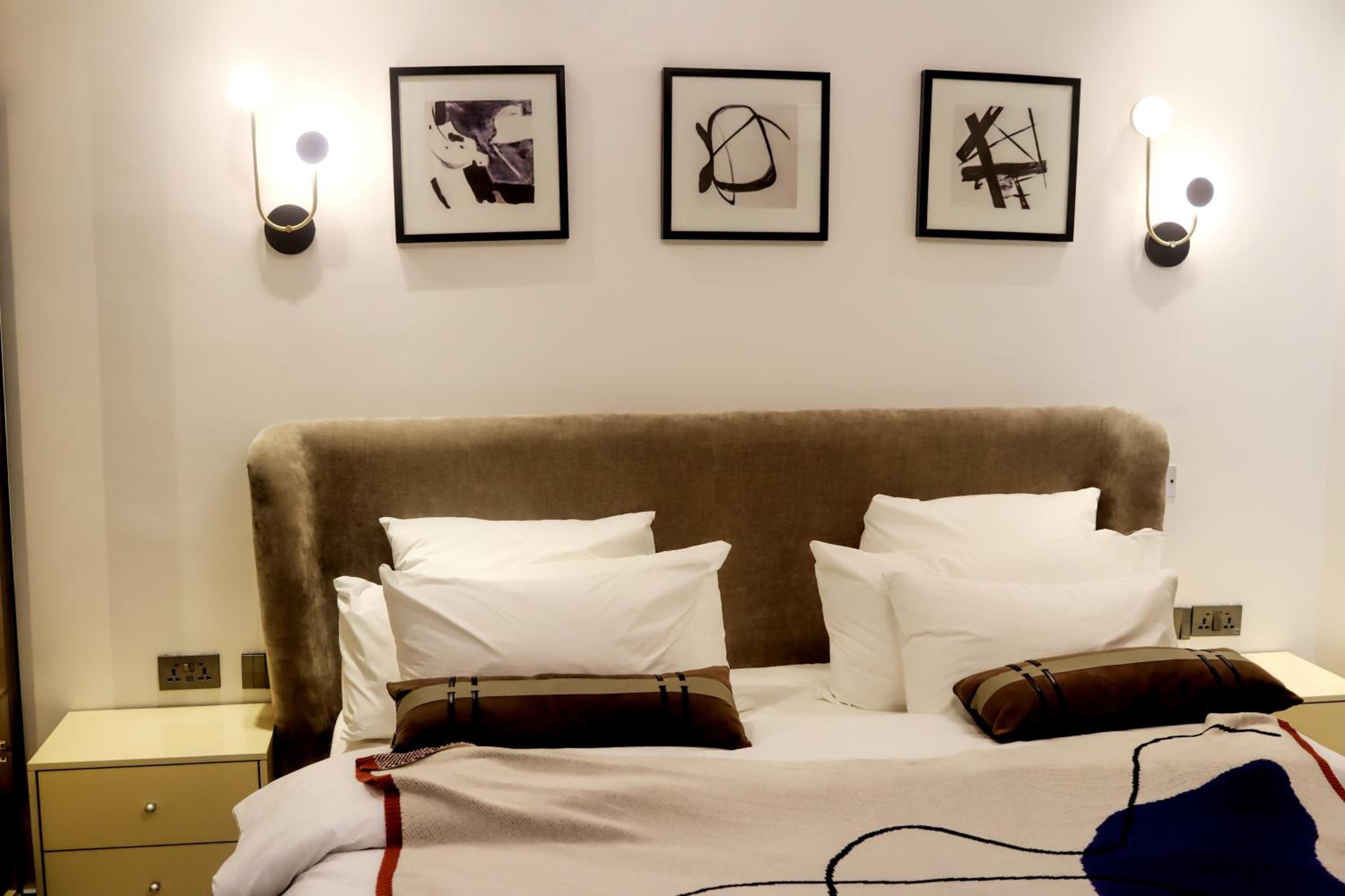 Deluxe One-Bedroom Apartment With City View photo 1